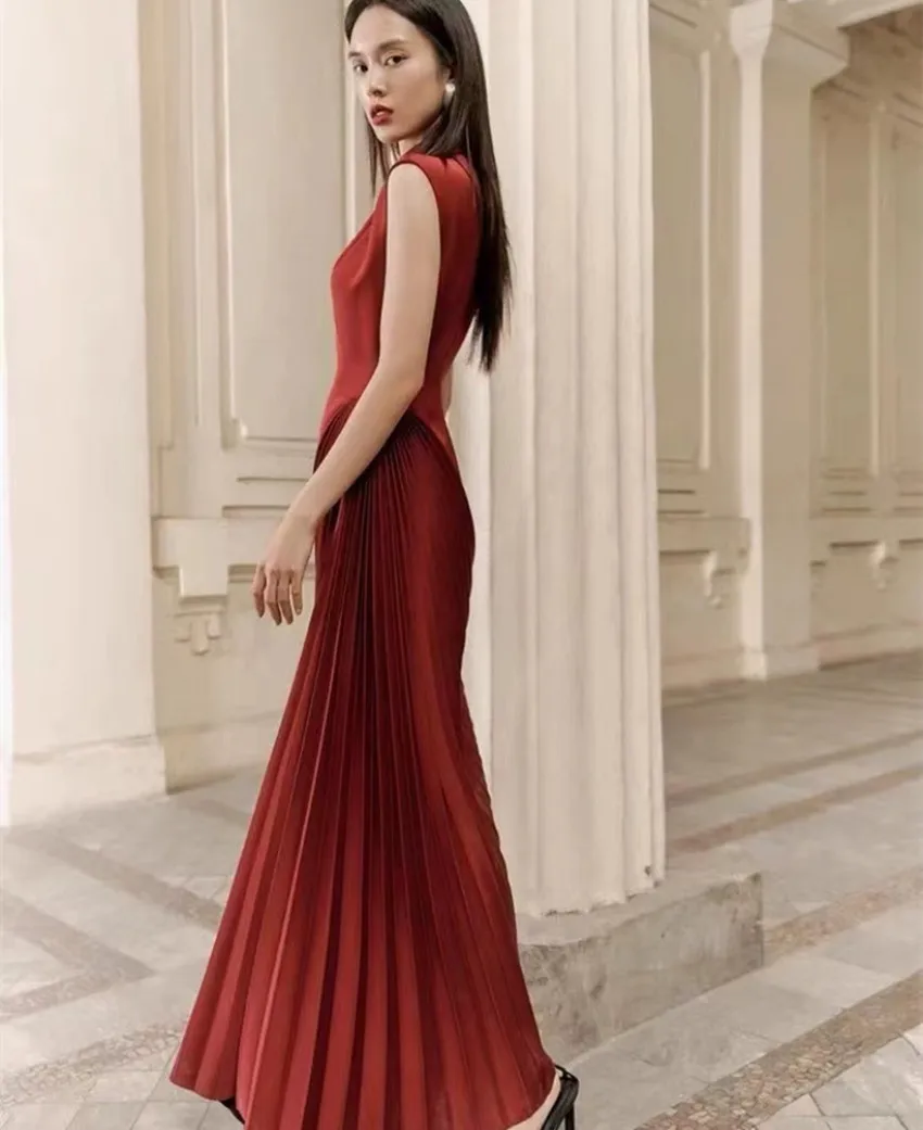 Runway New Spring Satin Irregular Pleated Party Long Dress Elegant Women Wine Red Sleeveless Half High Collar Slim Weeding Dress