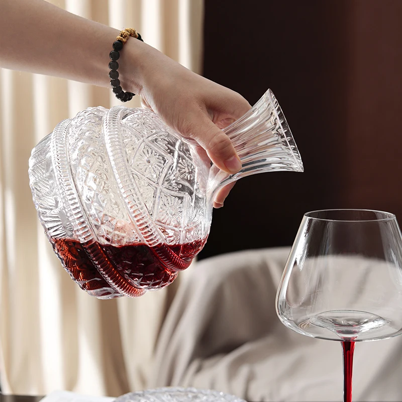 Luxury Rotating Crystal Glass Wine Decanter High End Wine Pourer Home Use Wine Bottle Set for Red Wine And Whiskey