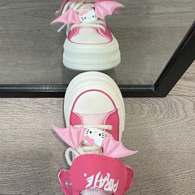 Hello Kitty-zapatillas de lona para monopatín para mujer, zapatos de suela gruesa con cordones, con alas de murciélago, a la moda, novedad