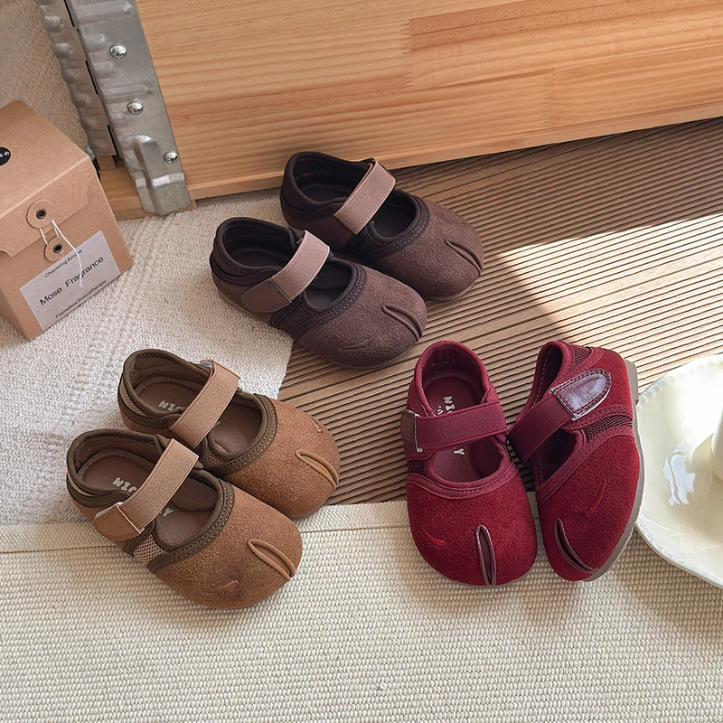 

Осенняя мода 2024, новая детская повседневная кожаная обувь для девочек, модная нескользящая универсальная обувь на плоской подошве в корейском стиле с мягкой подошвой