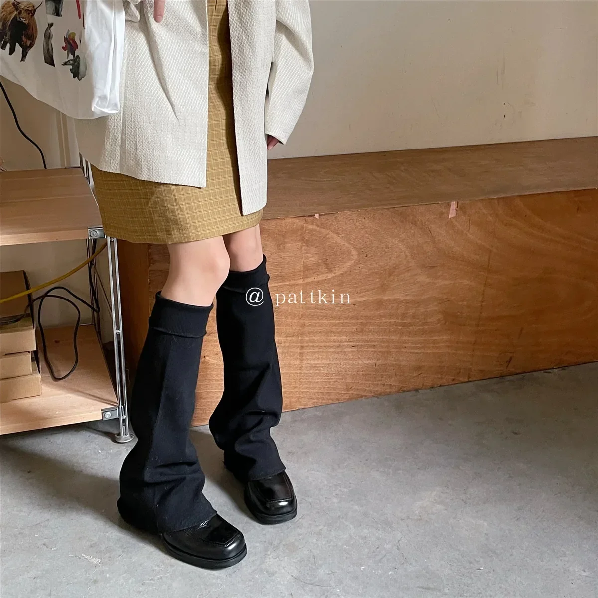 2025 misa hot sale Korean Solid Color Knitted Leg Warmers Flared Shape American Stretch Stripe Harajuku Mid Tube Socks Over Knee