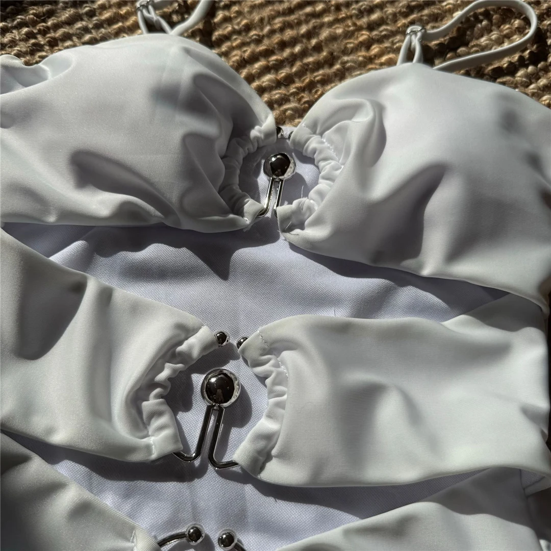 Neuer, ausgeschnittener, metallischer Ring, geraffter, hoch geschnittener, einteiliger Badeanzug für Damen, Badebekleidung, Monokini, gepolsterter Badeanzug, Badeanzug, Modell V6410. – Detail 13