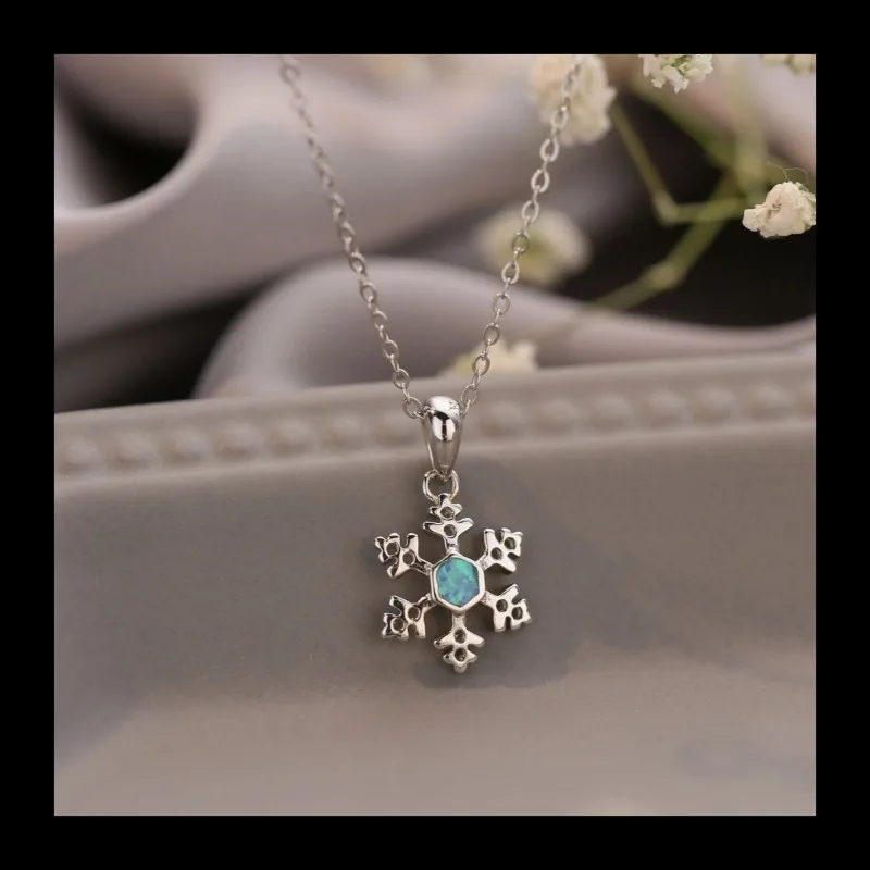 

Popular S925 silver light luxury temperament snowflake shape necklace simple fashion exquisite design sense niche versatile