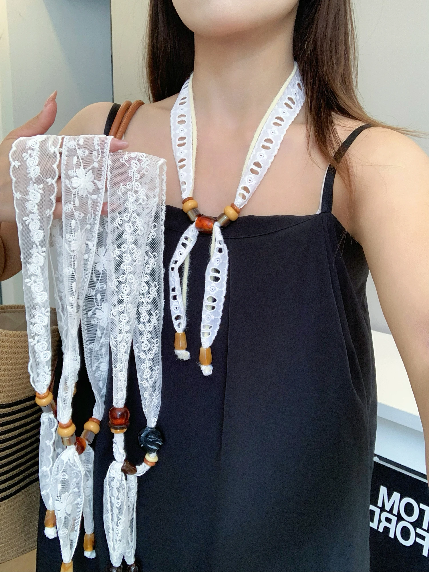 colecao-primavera-lenco-de-seda-branco-com-renda-e-micangas-colar-feminino-corrente-para-sueter-decoracao-e-acessorio-aquecedor-de-pescoco