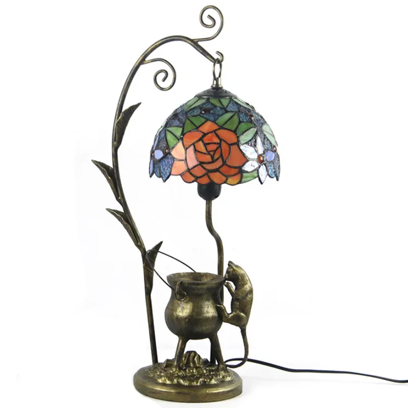 Kreatywna myszka na lampce, retro żywiczna podstawa, abażur z wzorem witrażu.