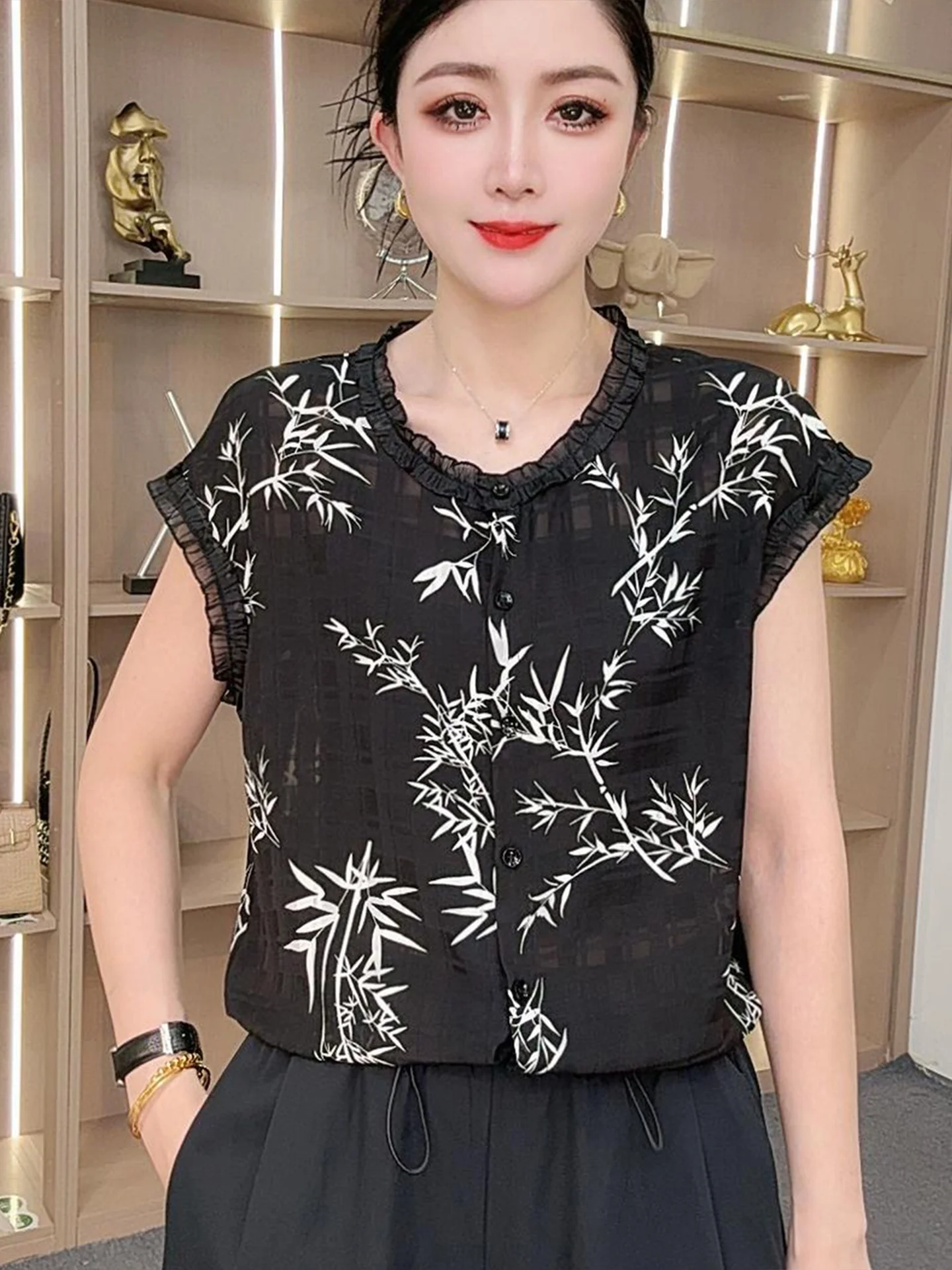 เสื้อยืดลำลองผ้าบางลายลูกไม้ทรงหลวมใส่สบายสำหรับวัยกลางคน รุ่นซัมเมอร์ แบมบู ลีออร์ต สเว ที-ไออาร์ท ทรงกลม แต่งขอบลูกไม้