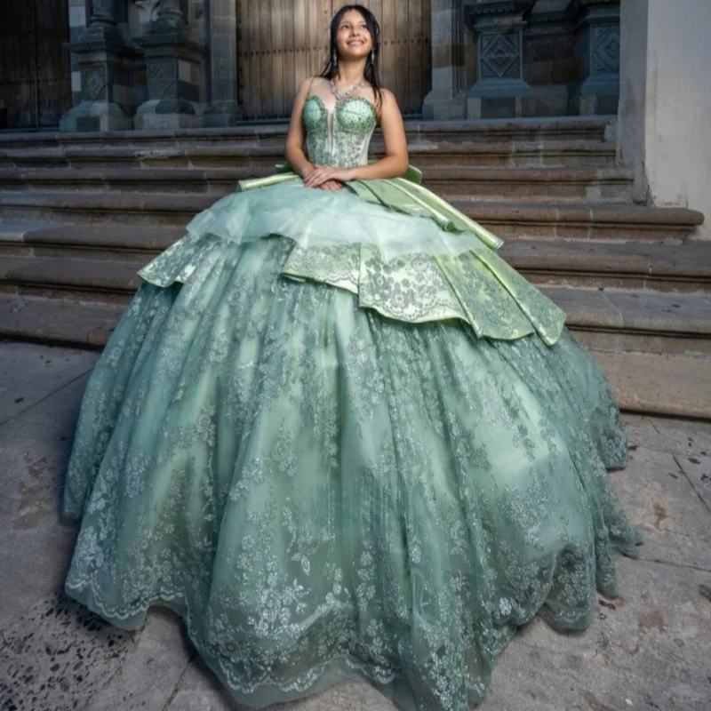 

Зеленое платье для церемонии Quinceanera с открытыми плечами, блестящими кристаллами, кружевными аппликациями, многослойной отделкой, длинным шлейфом и бантом, платье для церемонии 15-летия. ﻿ Индивидуальный заказ