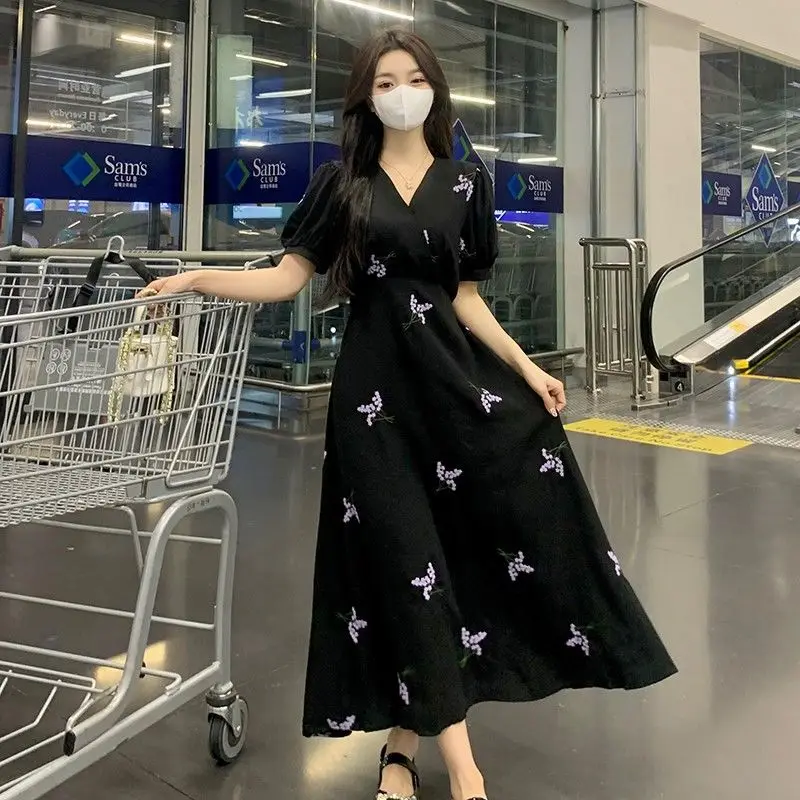 

Retro Style V-neck Bubble Sleeve Floral Tea Rest Dress Summer Fashion Collection Waist Cinching and Slimming Mid Length Skirt