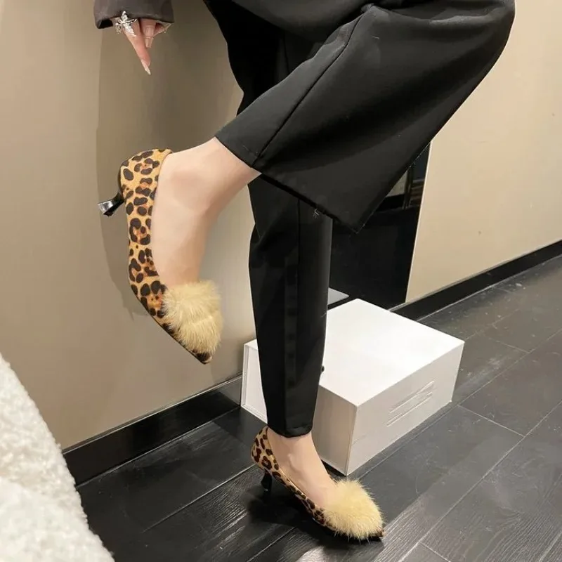 

Новые женские туфли-лодочки из искусственного меха, туфли-лодочки с острым носком, офисные женские туфли на среднем каблуке, черные модельные туфли без шнуровки на тонком каблуке, осень