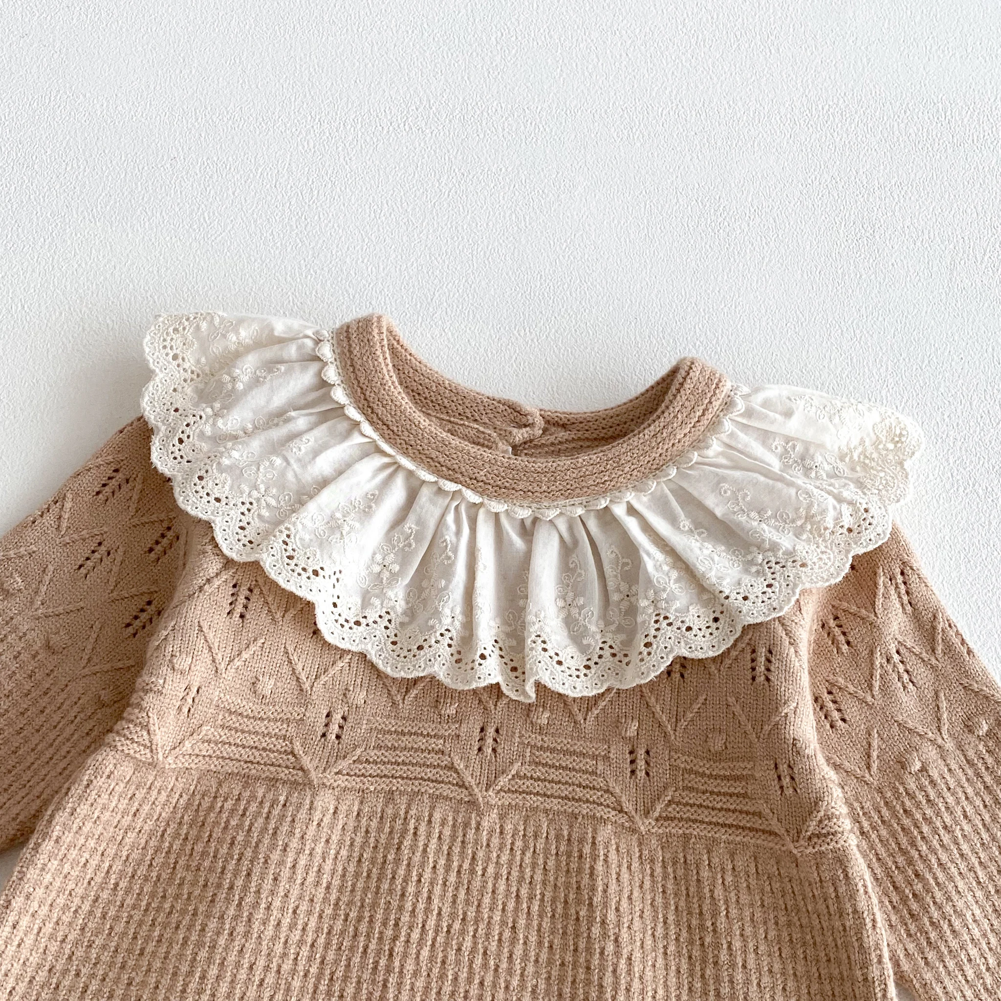 INS Herbst-Baby-Spitzen-Strick-Body mit Puppenhalsausschnitt, Langarm-Retro-Strampler für Mädchen – Detail 5