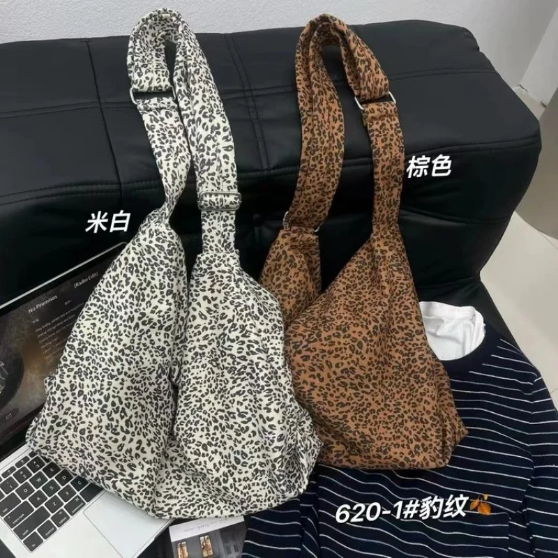 

Sophisticated Women Leather Handbag With Detachable Strap Convertible To Shoulder Bag Or Elegant Clutch