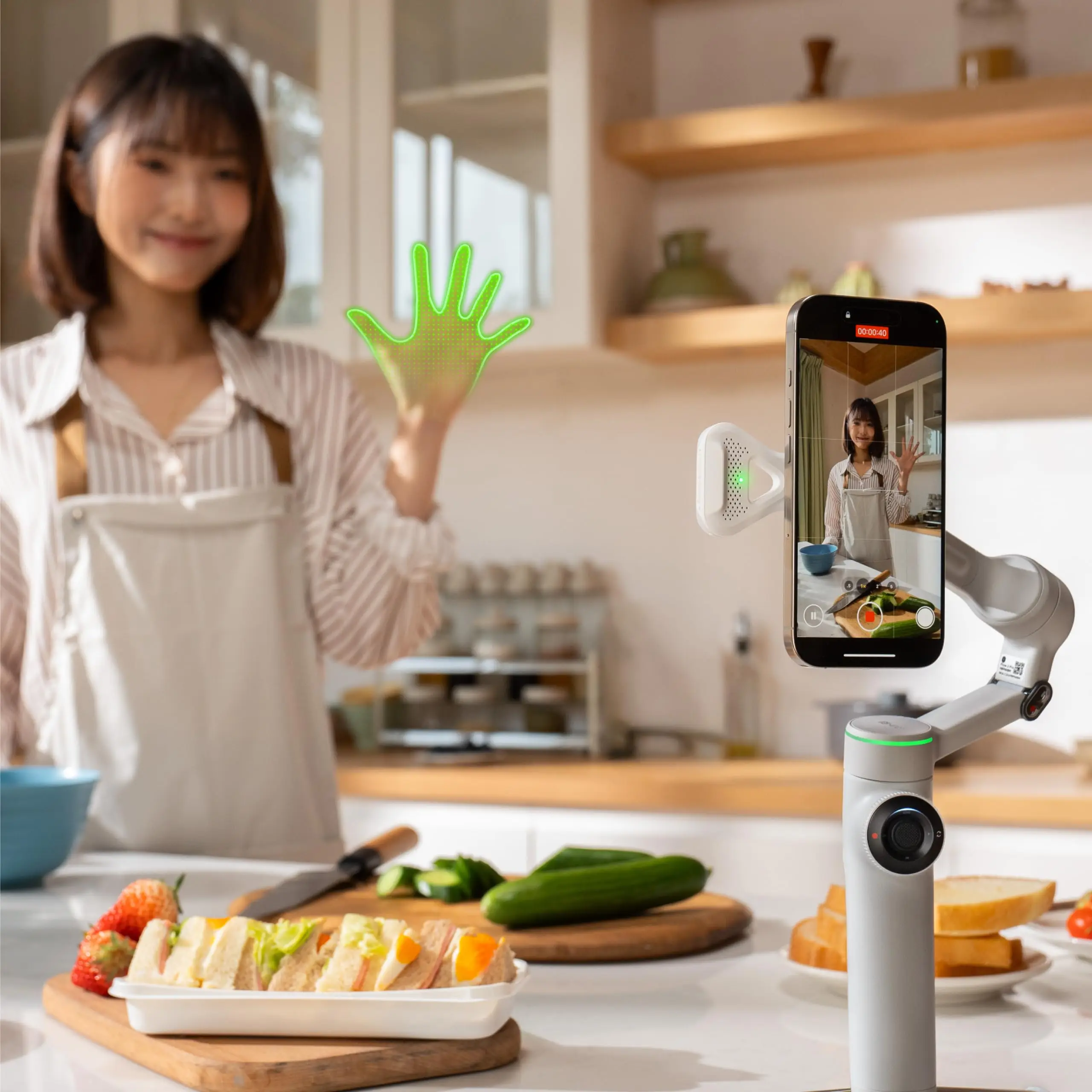 جهاز تعقب Insta360 Flow 2 Pro AI يدعم التحكم بالإيماءات. قم ببساطة رفع يدك للبدء أو التوقف