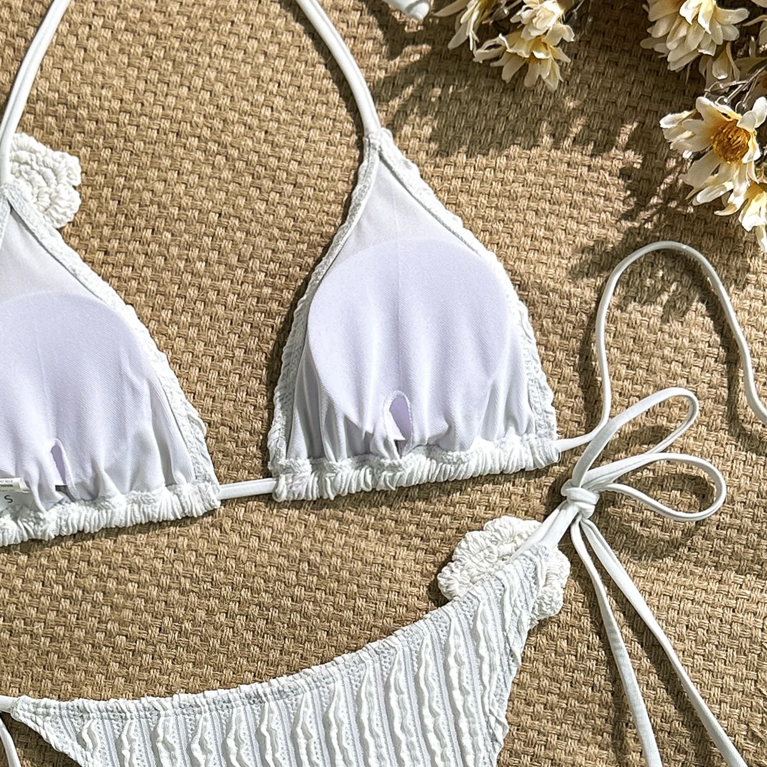 ชุดบิกินี่ไมโครสีขาวลายดอกไม้ 3 มิติ สไตล์เซ็กซี่ แบบสองชิ้น สายผูกคอเรียบง่าย ชุดว่ายน้ำชายหาด ชุดว่ายน้ำ บิกินี่ แทงกินี่