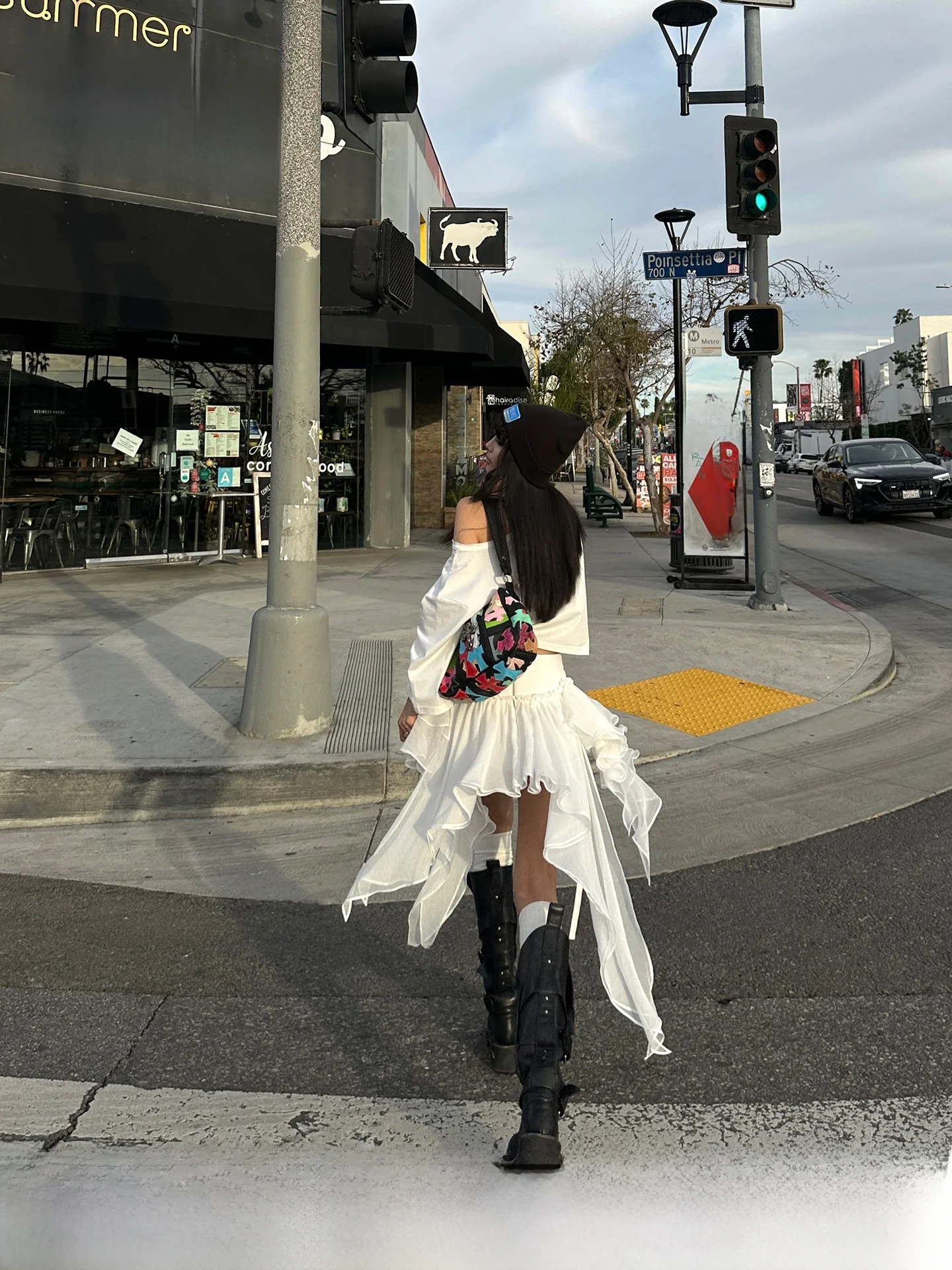 

Женская летняя юбка с низкой талией и асимметричным подолом, белая, с кружевной отделкой, модный асимметричный дизайн