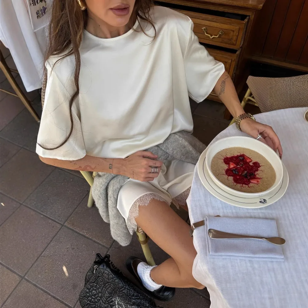 

Весенне-летний женский комплект: блестящая футболка с круглым вырезом и кружевные шорты, элегантный однотонный свободный мягкий быстросохнущий топ и брюки, 2 предмета