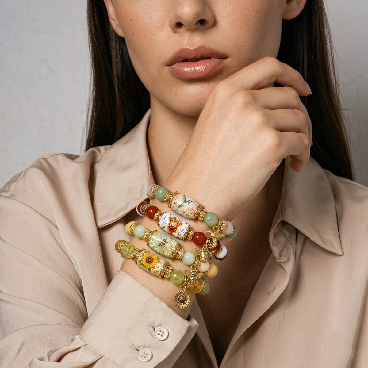 Zarte Armbänder im Frühlingsgarten-Stil mit Glasperlen für Damen und Herren, mit Charm-Anhängern wie Kolibri, Sonnenblume, Biene und Ochsenkopf, Heilschmuck. – Detail 6