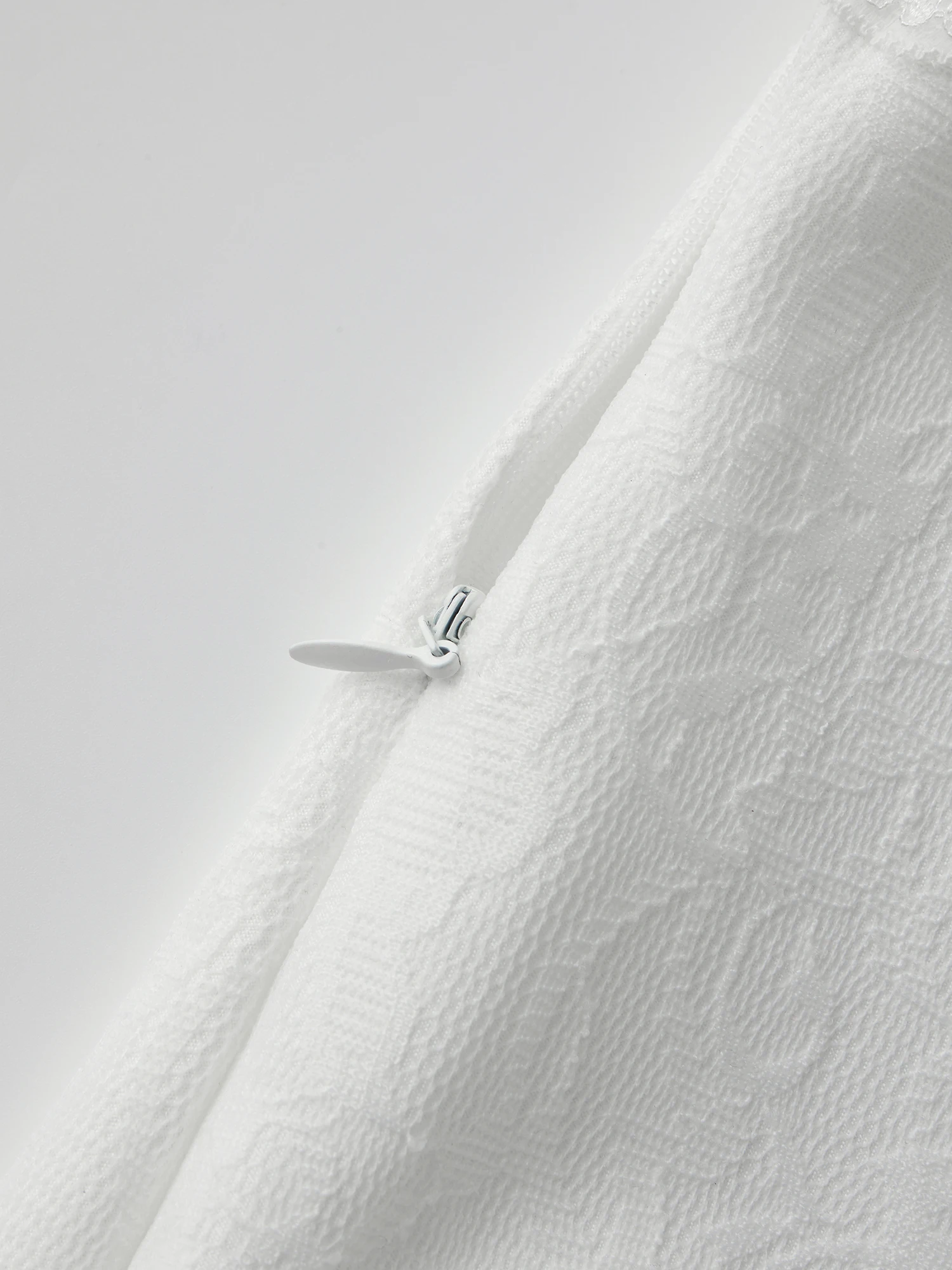 Długa sukienka damska bez ramiączek, elegancka, z kwiatowym wzorem, falbankami, bez rękawów, w stylu boho, idealna na letnie przyjęcie na plaży.