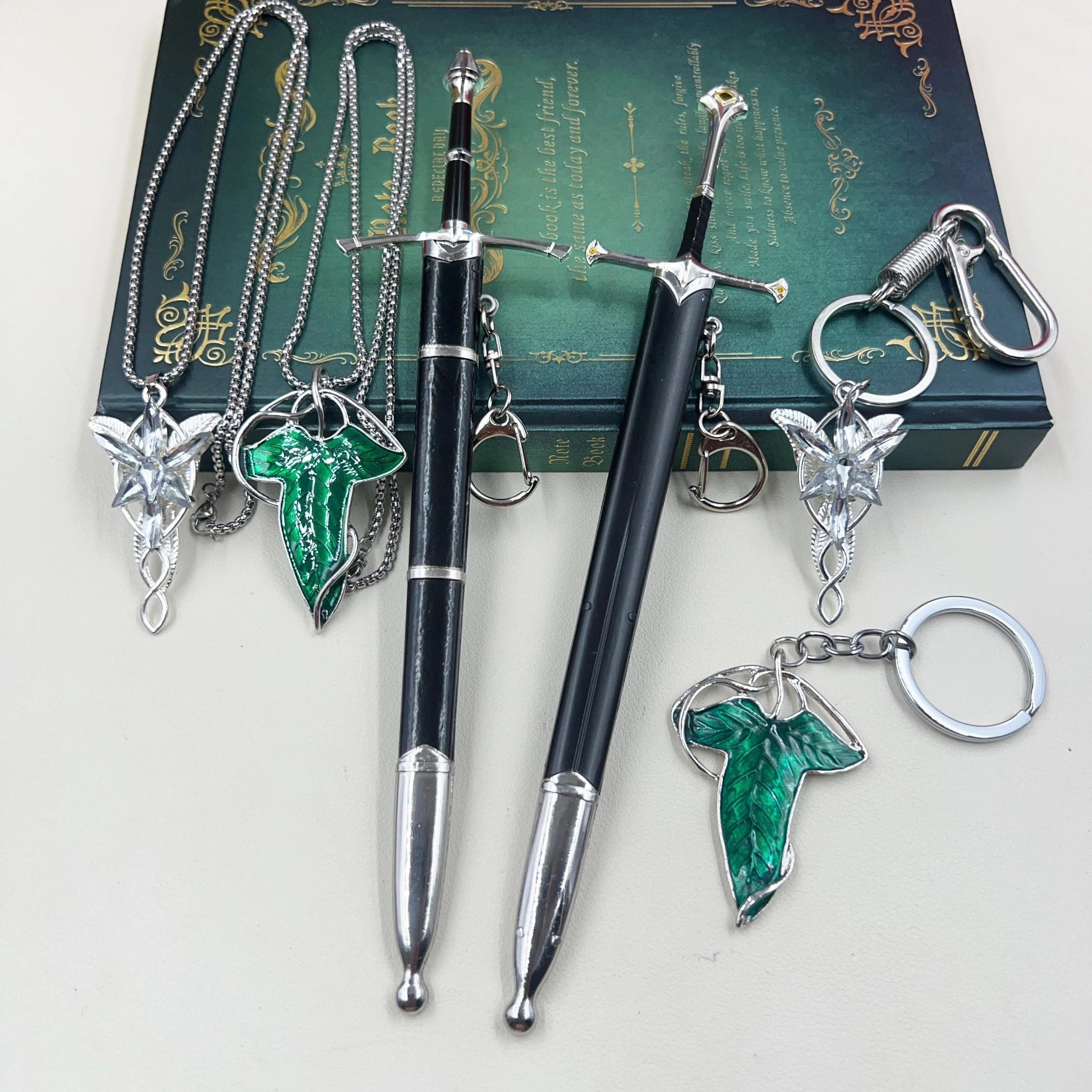 2 Llaveros Nuevos de Espada de Narthil, Accesorios de la Película El Señor de los Anillos, Modelo de Espada de Thranduil (Sting, Glamdring) para Adornos del Hogar