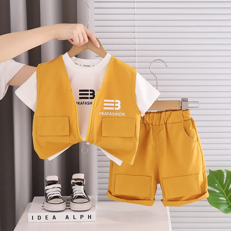 

Детская одежда для мальчиков 2026: Новинка лета, комплект из 3 предметов для малышей 1-5 лет, повседневный модный комплект с жилеткой, футболкой и шортами-карго с буквенным принтом