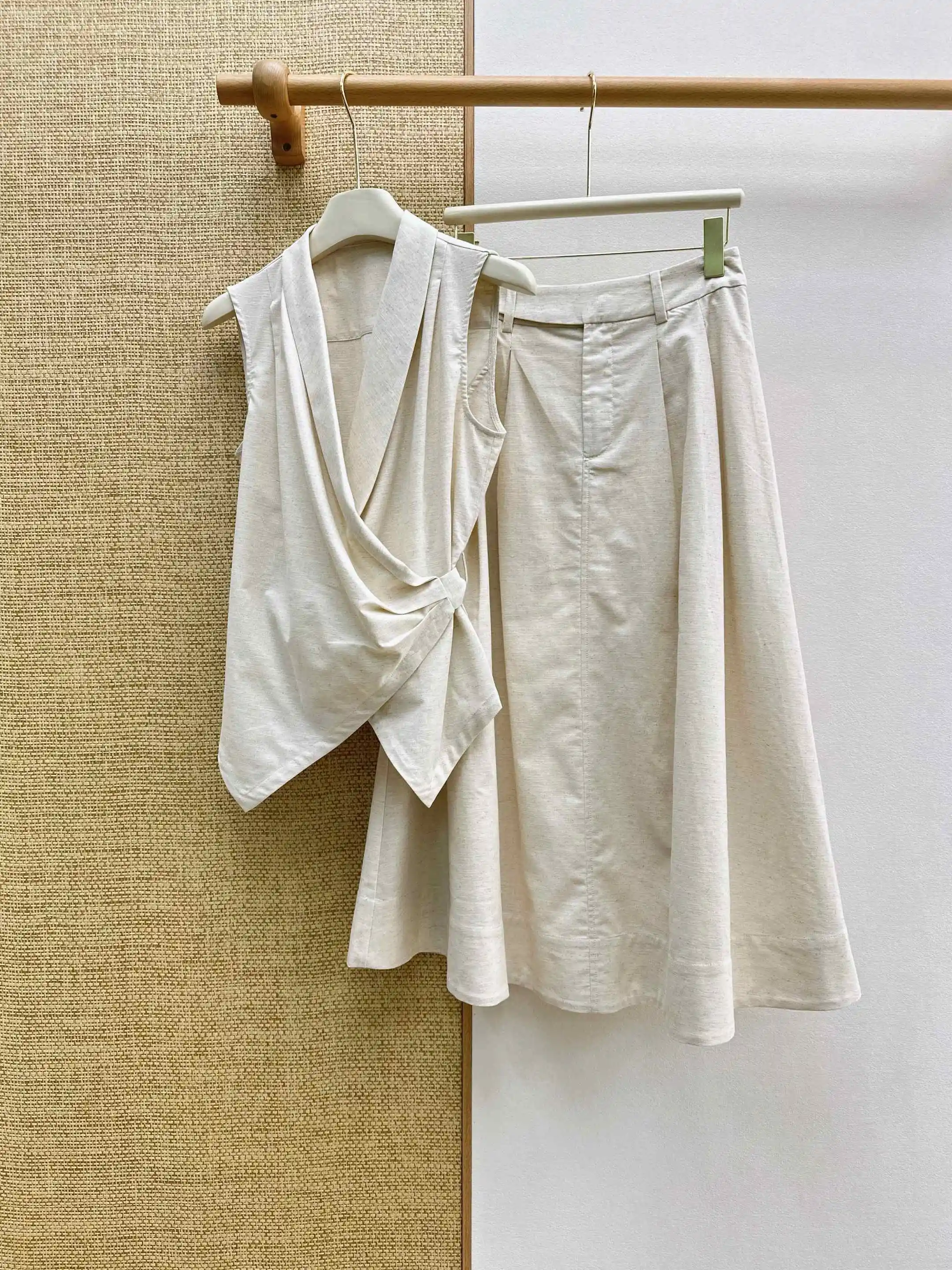

Spring/Summer Minimalist Linen Sleeveless Top with High Waist Pinch A-line Skirt Half Length Wrap Waist Design for Smart Casual