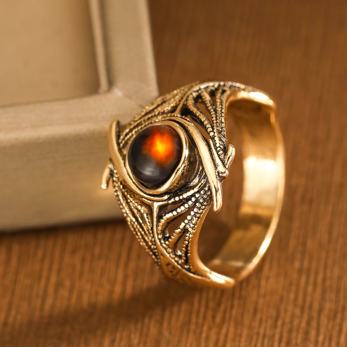 Retro Distressed Round Artificial Gemstone Ring Made of Copper, Women's Jewelry Ring Suitable for Formal Occasions