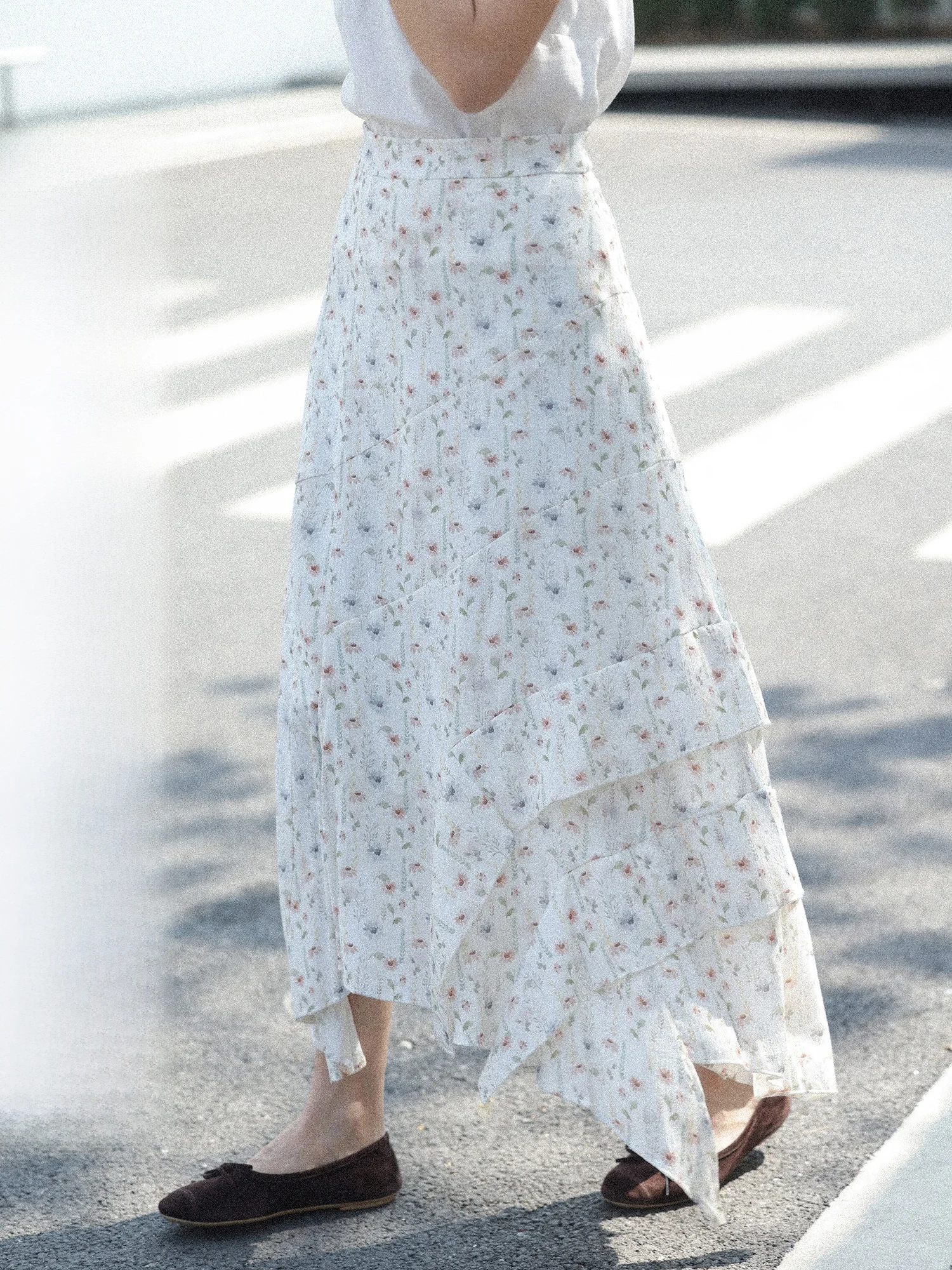 

Белое летнее женское платье с цветочным принтом, на бретельках, с завышенной талией, асимметричной длинной юбкой А-силуэта с оборками по низу