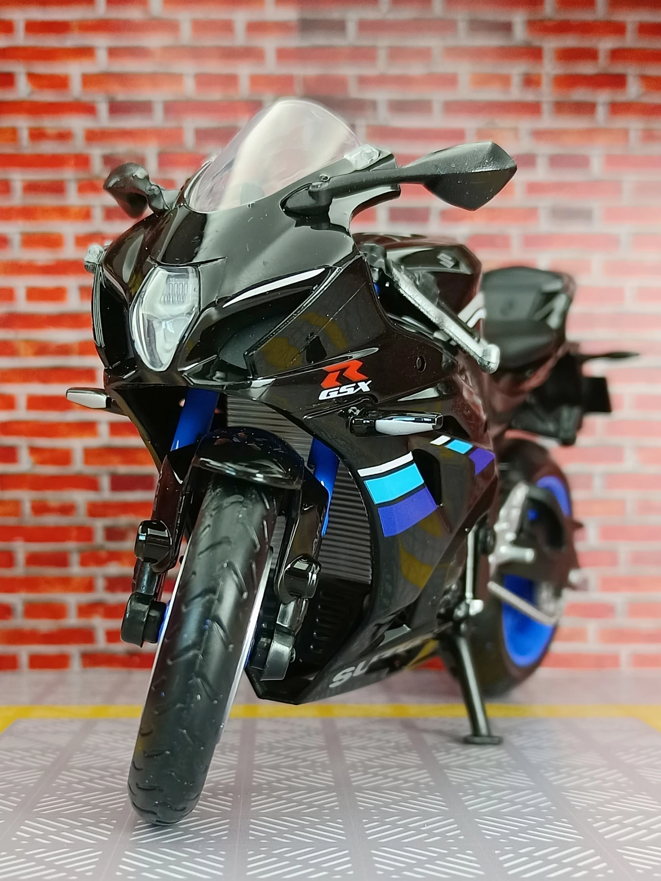 CCA 1:12 スズキ GSX-R1000 合金製バイクモデルカー、コレクションに最適で、子供たちへの誕生日プレゼントとしても贈ることができます。