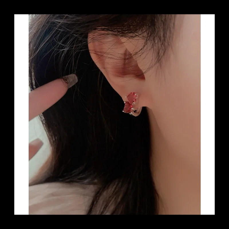 S925 الفضة على شكل قلب الأحمر الزركون الأذن مشبك بسيط مزاجه الموضة الراقية ضوء الأقراط الجديدة الفاخرة