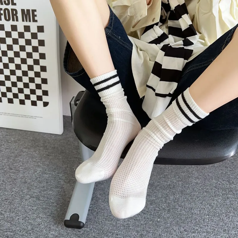 Calzini da donna Black White Stripes Cute Lotus Leaf Lace Cotton Socks Trendy Versatile JK Pile Up Socks donna In Tube Socks C117