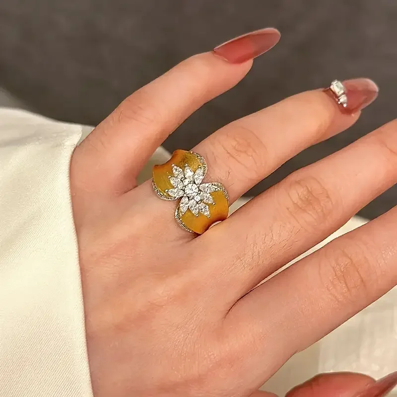 Huitan Ring mit Blumenkurvendesign, zweifarbig, für Damen, luxuriöses Hochzeits- und Verlobungs-Accessoire, bezaubernder Schmuck mit glänzendem CZ-Stein – Detail 6