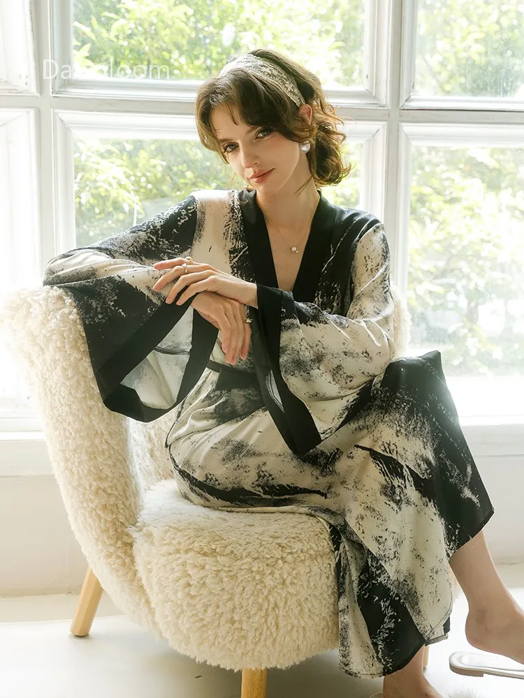 ثوب نوم طويل وطول الفخذ مطبوع بألوان مائية للنساء على الطراز الفرنسي ملفوف بالدانتيل بقصة ضيقة من الحرير ملابس منزلية أنيقة