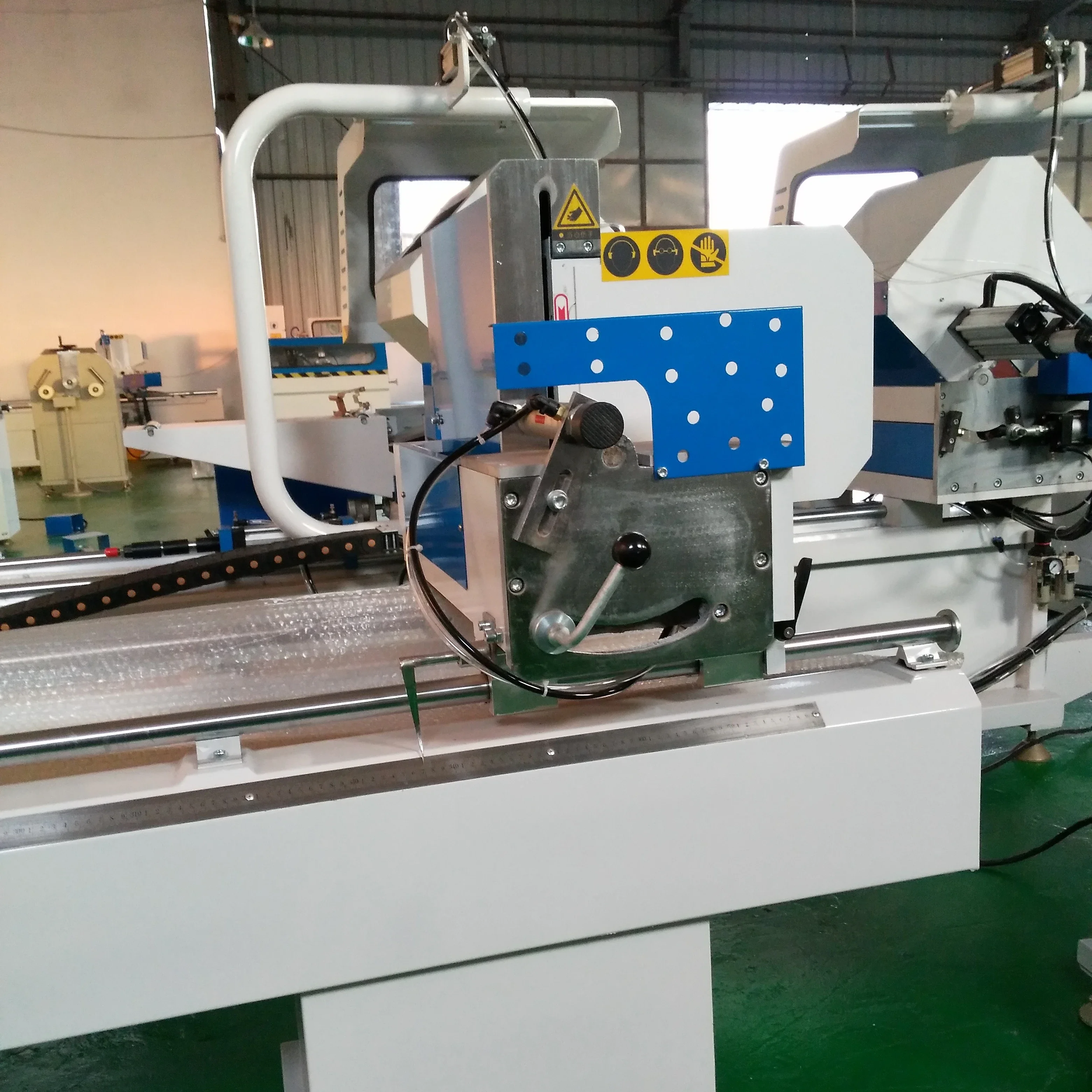 PVC/UPVC door and window making machine Double head oblique cutting sawing machine