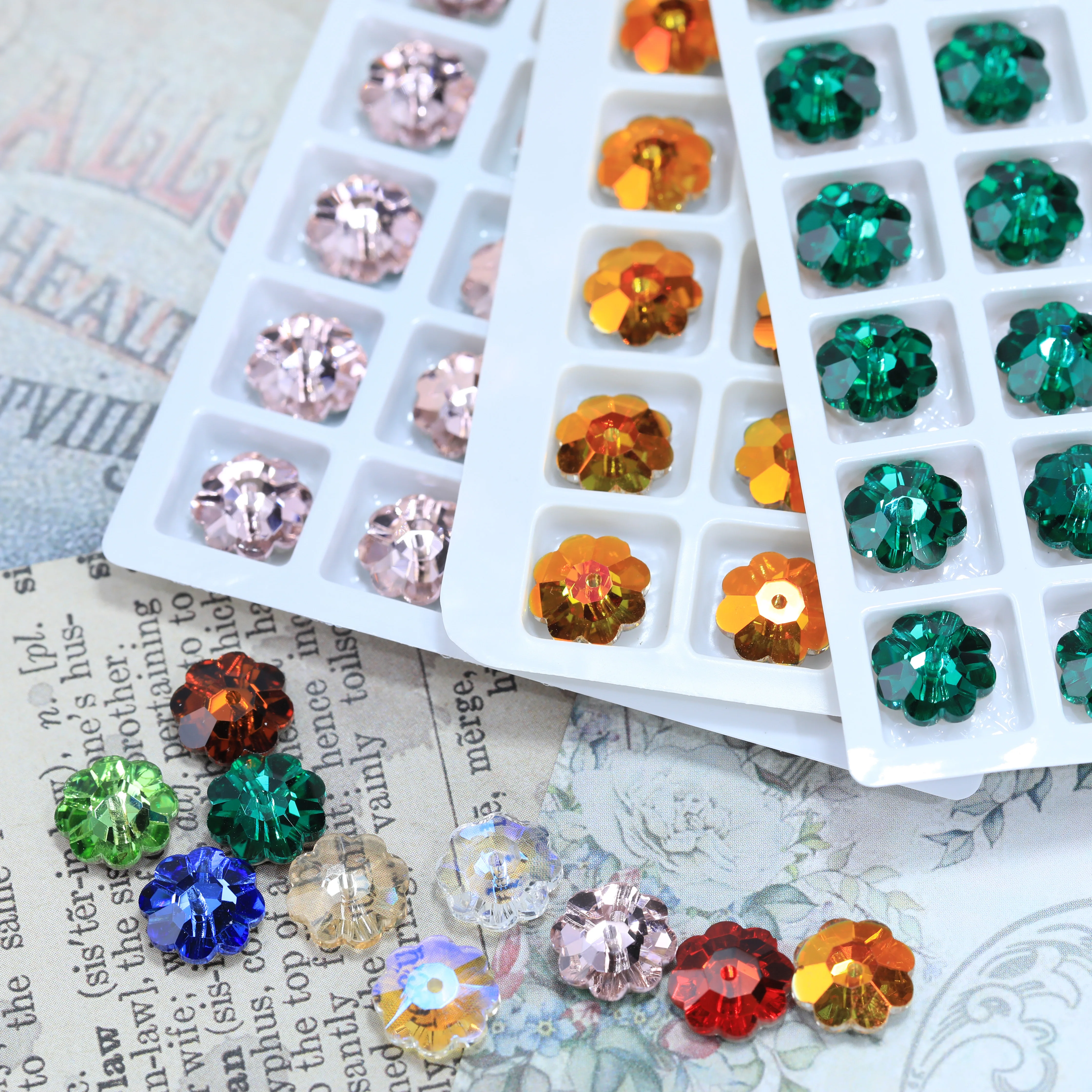 Strass-Margeriten-Lochrosen-Aufnähsteine, Glitzerkristall, funkelnde Glassteine zum Aufnähen für DIY-Kleidung und Hochzeitskleider – Detail 2