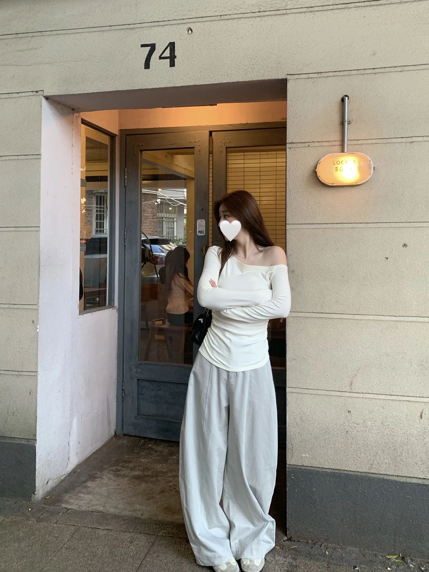 

Женская хлопковая футболка AnywaysBetterMe Premium Simple с асимметричным вырезом на плече, эластичной талией, приталенным силуэтом и длинными рукавами