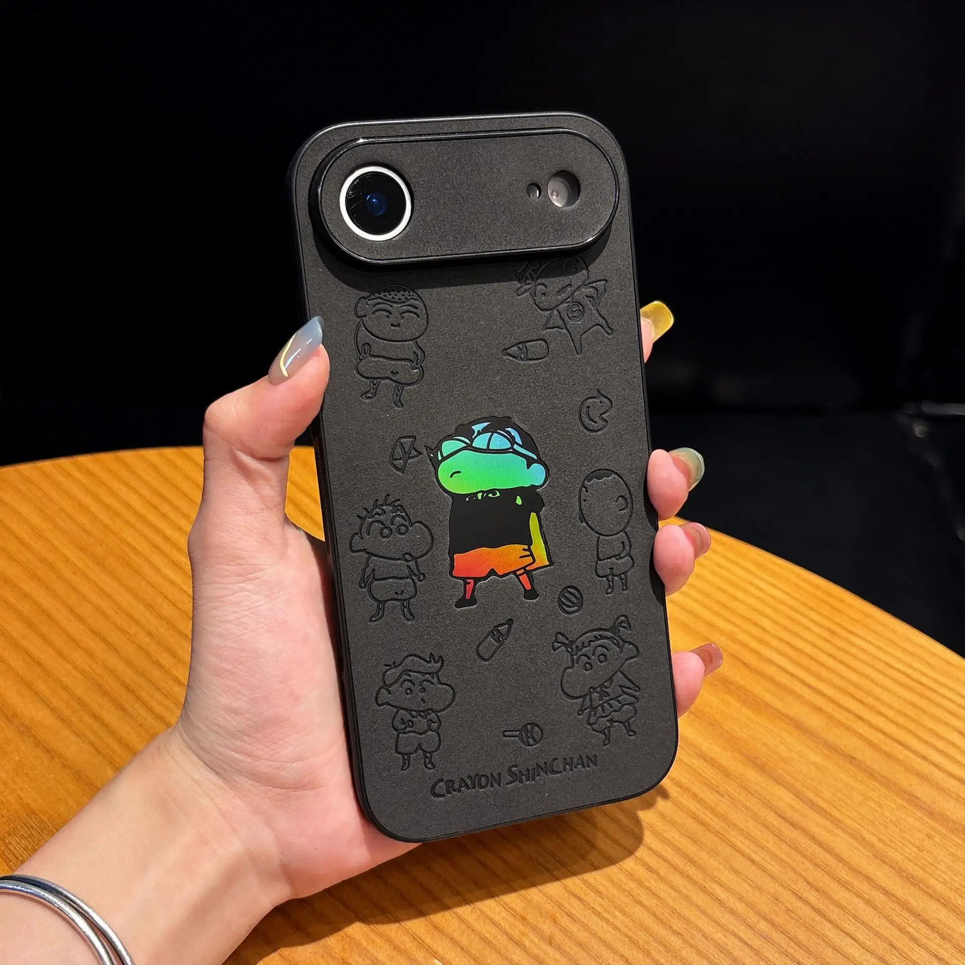 مضحك الكرتون تلوين شينشان النقش الجلود الملمس الليزر قضية الهاتف آيفون 17 الهواء 16 15 14 13 12 برو ماكس غطاء مقاوم للصدمات #2