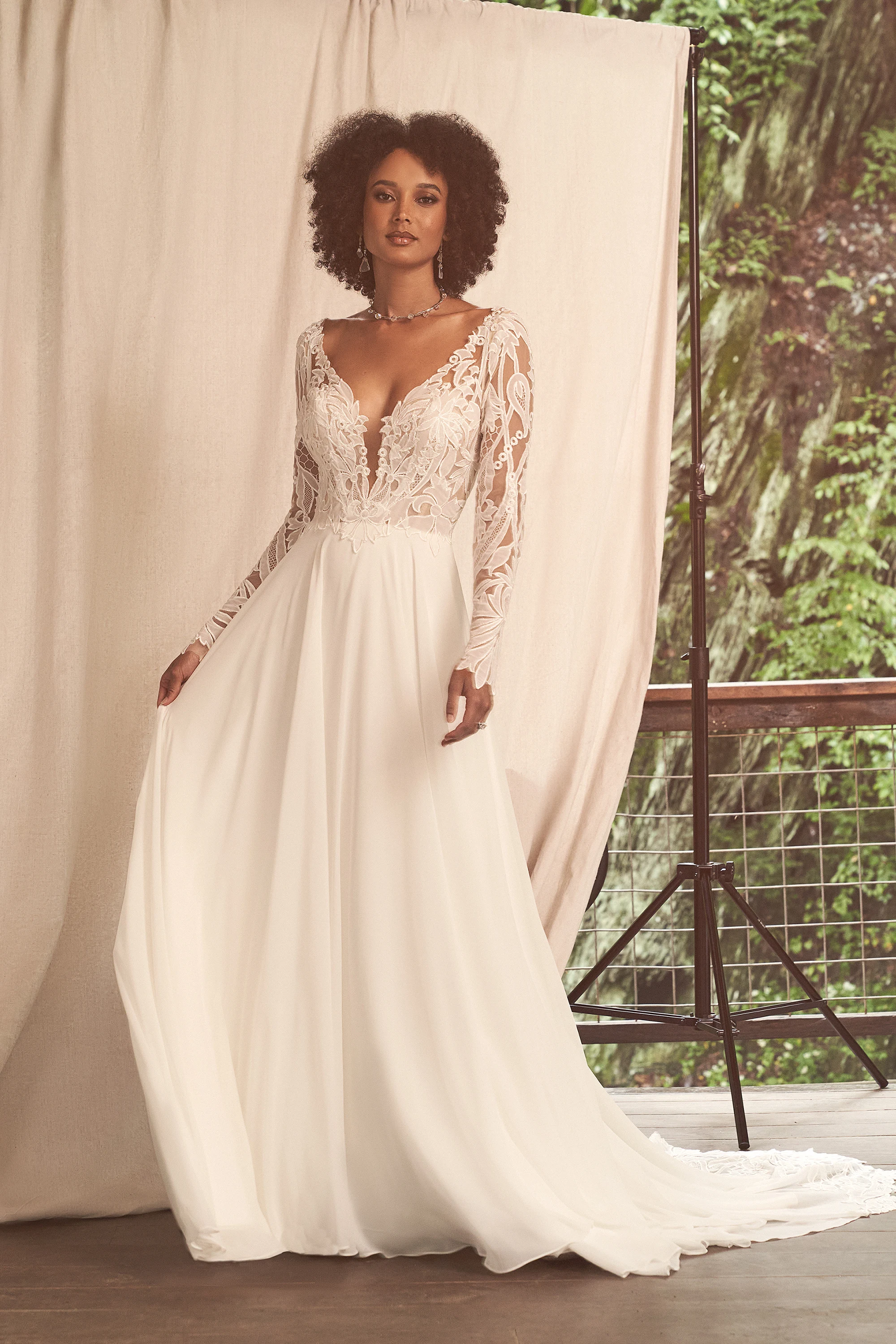 Soft Chiffon Boho Wedding Dresses Charming Lace Long Sleeves Bridal Gowns Sexy V Neck Sweep Train Ruched Vestidos De Mariee