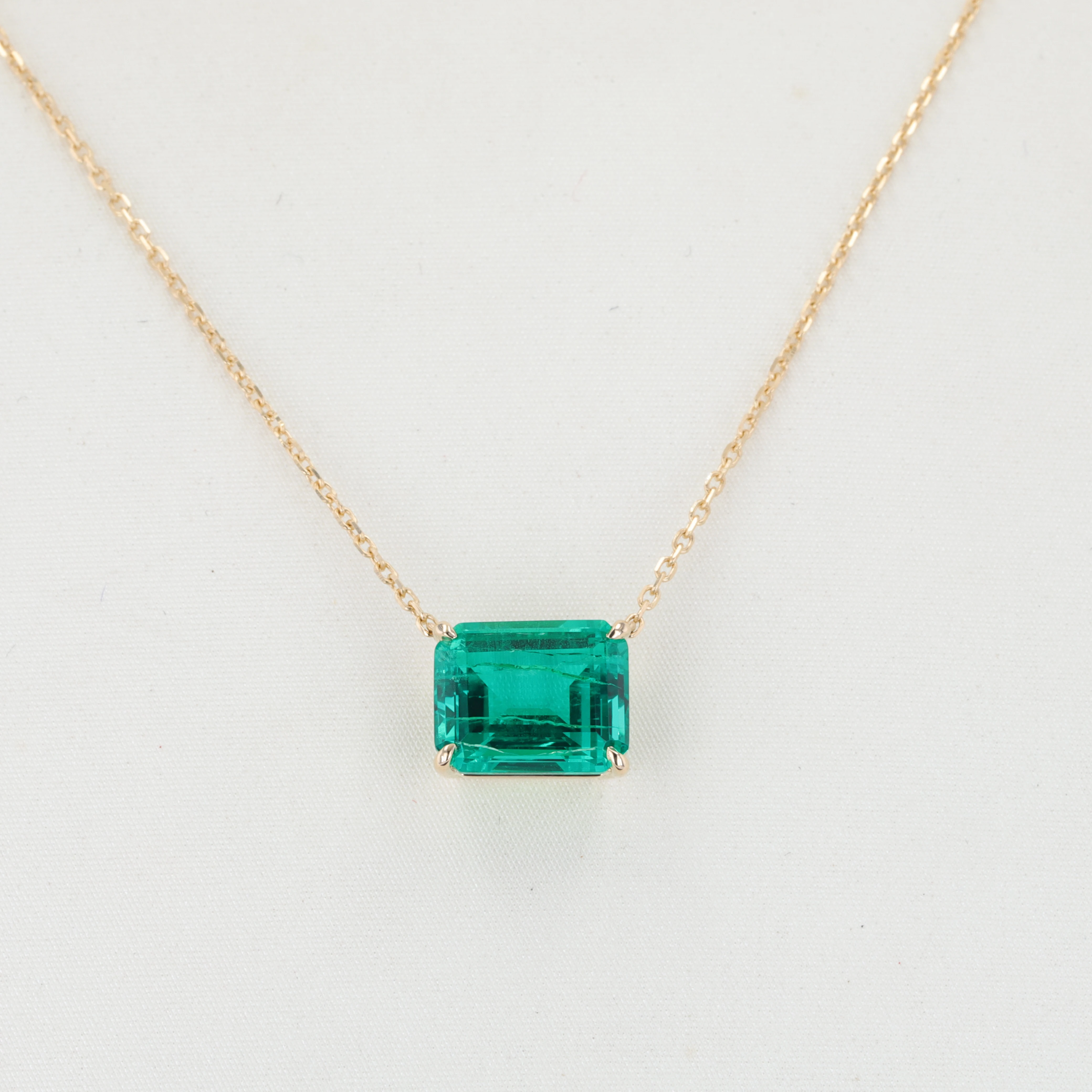 

Starsgem 14k Yellow Gold Setting Emerald Cut 8*10 Lab Created Colombian Emerald Pendant Chain Necklace Fine Jewelry for Women