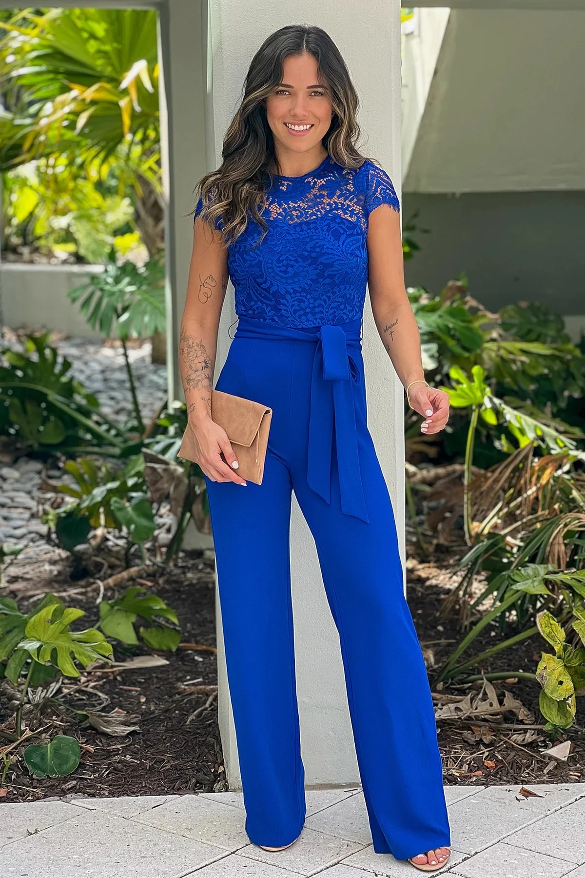 Damen-Sommer-Jumpsuit aus Spitze mit weitem Bein, formelles Outfit für Hochzeitsgäste, eleganter Frühlings-Overall mit Gürtel, kurzen Ärmeln, für Party und Abendveranstaltungen. – Detail 4