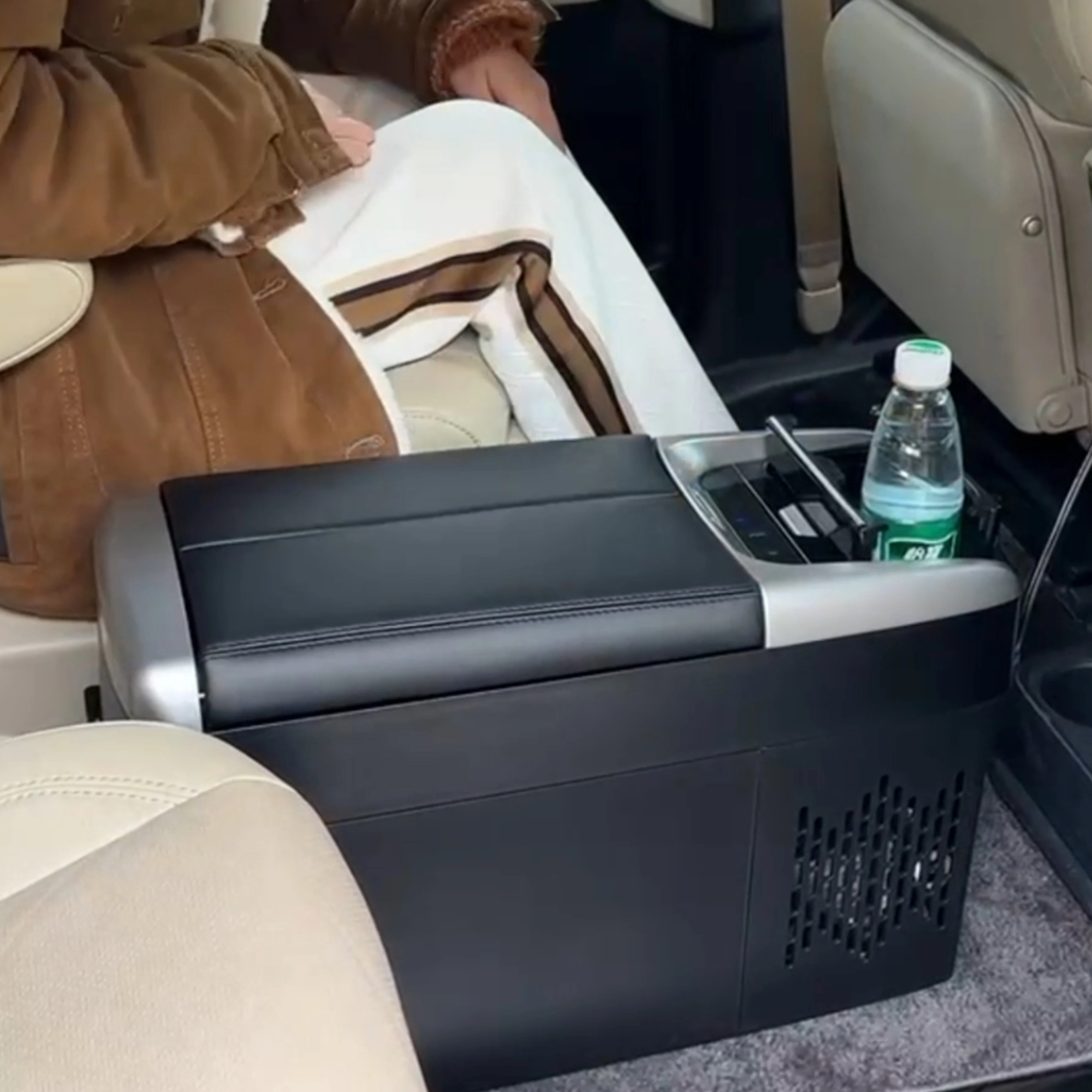 Factory Direct 12V 24V Portable Car Freezer 11L Mini Frigo with Compressor Armrest Cooler & Warmer Function for Mini Van