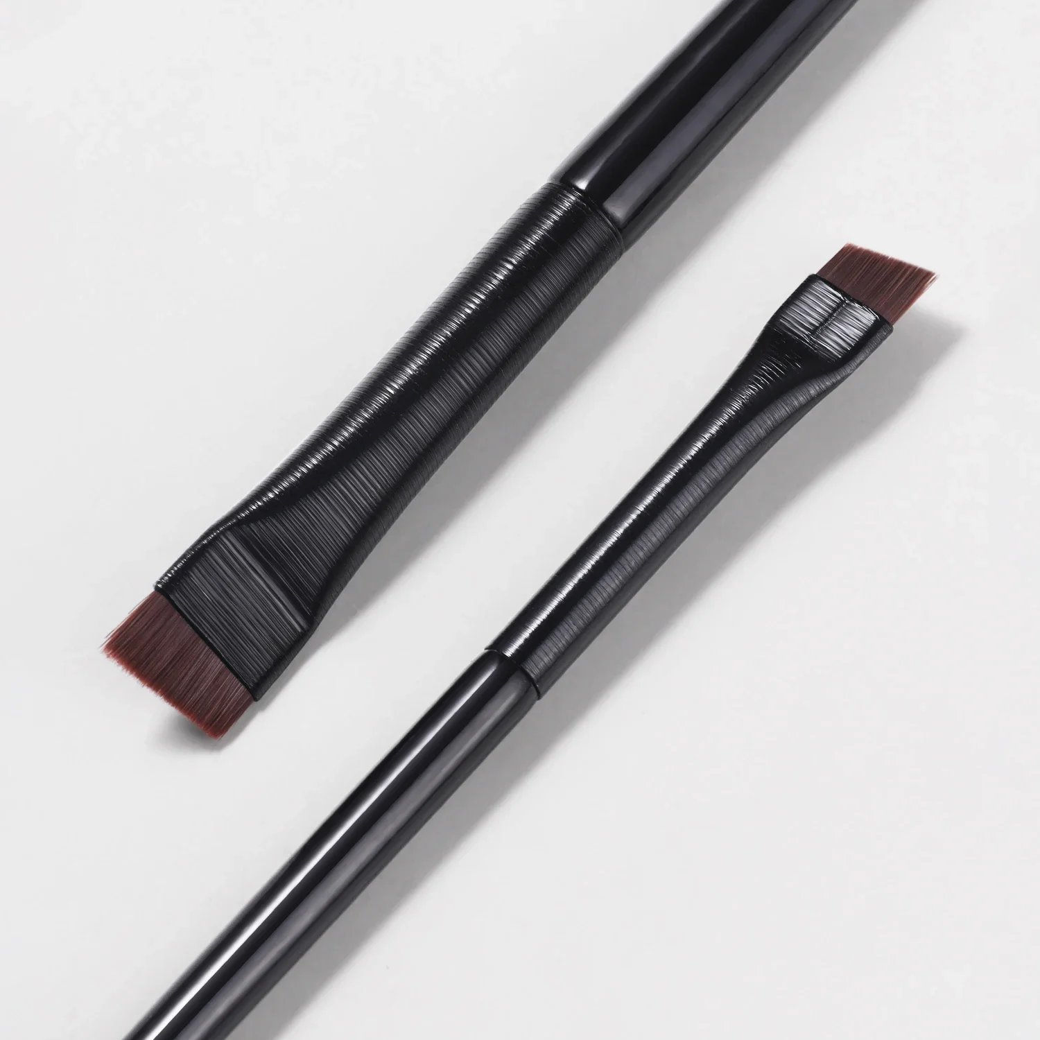 Zestaw pędzli do makijażu 2 szt., pędzel do eyelinera z ostrzem, precyzyjny pędzel do brwi z ukośną główką, pędzel do konturowania ust, ultracienki pędzel do cieni do powiek.