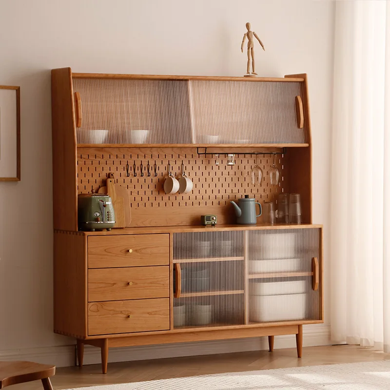 Gabinete lateral totalmente de madera maciza.