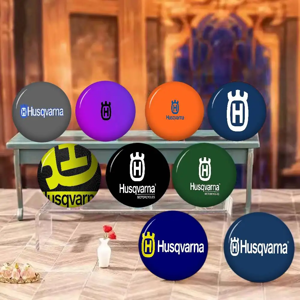 H-Husqvarnas Logo Creative Pins Funny Round Snap-in Brooch Badge Backpack Hat Accessories Jewelry Gifts for Friend