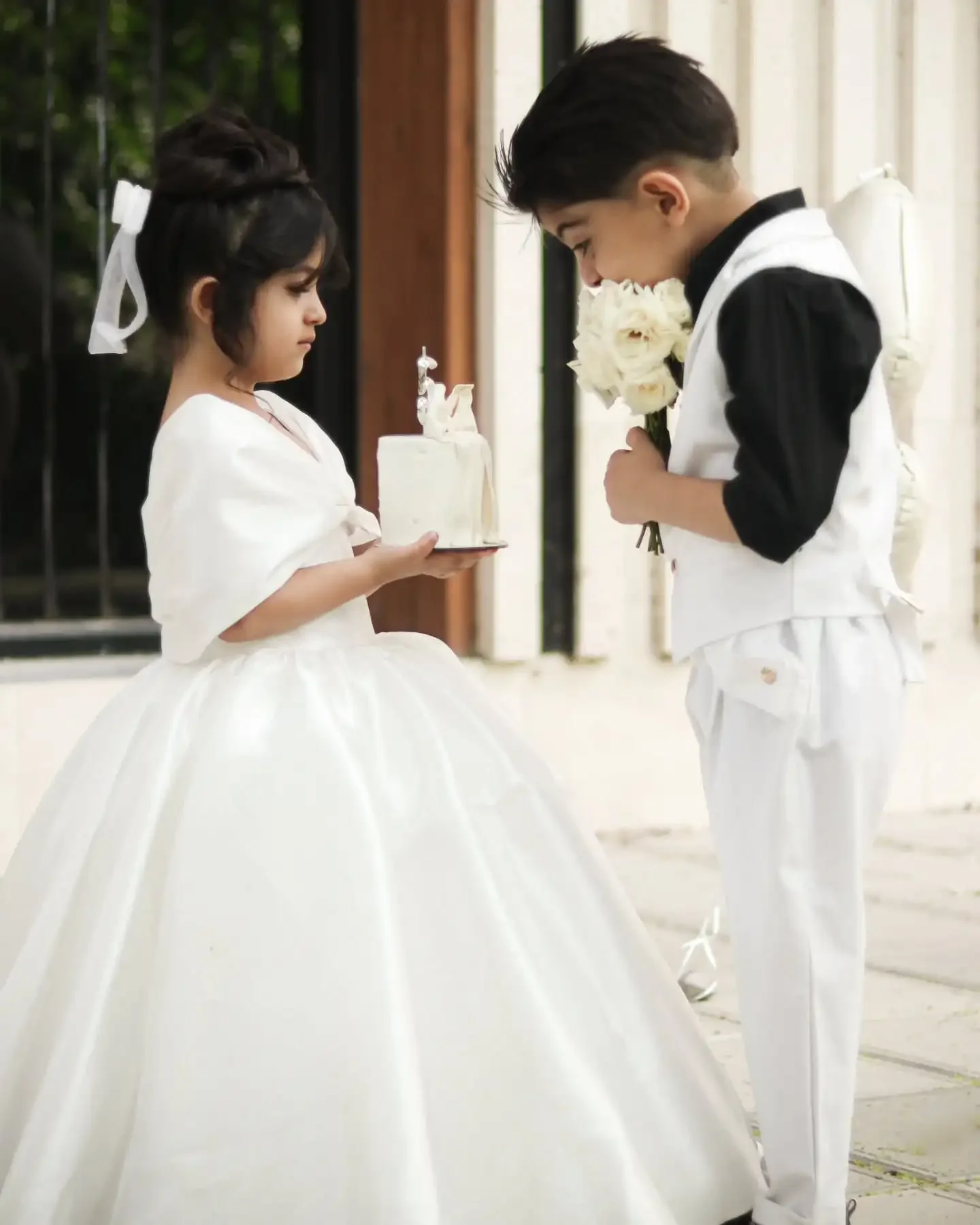 Abito da ragazza di fiori per semplici abiti da festa di compleanno in raso per feste di matrimonio per ragazze adolescenti con spalle scoperte e lunghezza del pavimento