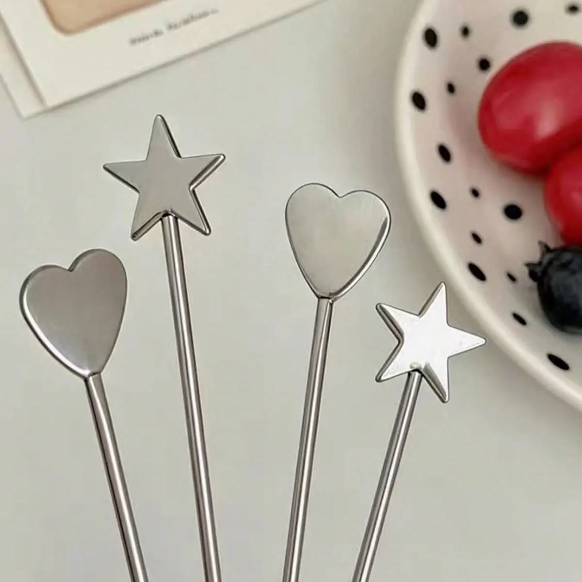 Stainless Steel Fruit Forks, Extended Version, Food-Grade, Luxury Style, High-End Feel, Cake Dessert Forks, Fruit Picks, Heart and Star Shapes (2 Pieces Each), Set of 4 Pieces