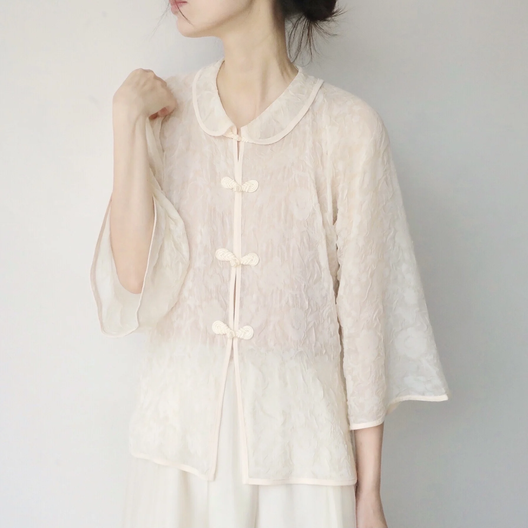 

XINER Vintage Pleated 3D Eming See-tough irt Women's Svel Flared Sve Chiffon Top round Ne Button Closure