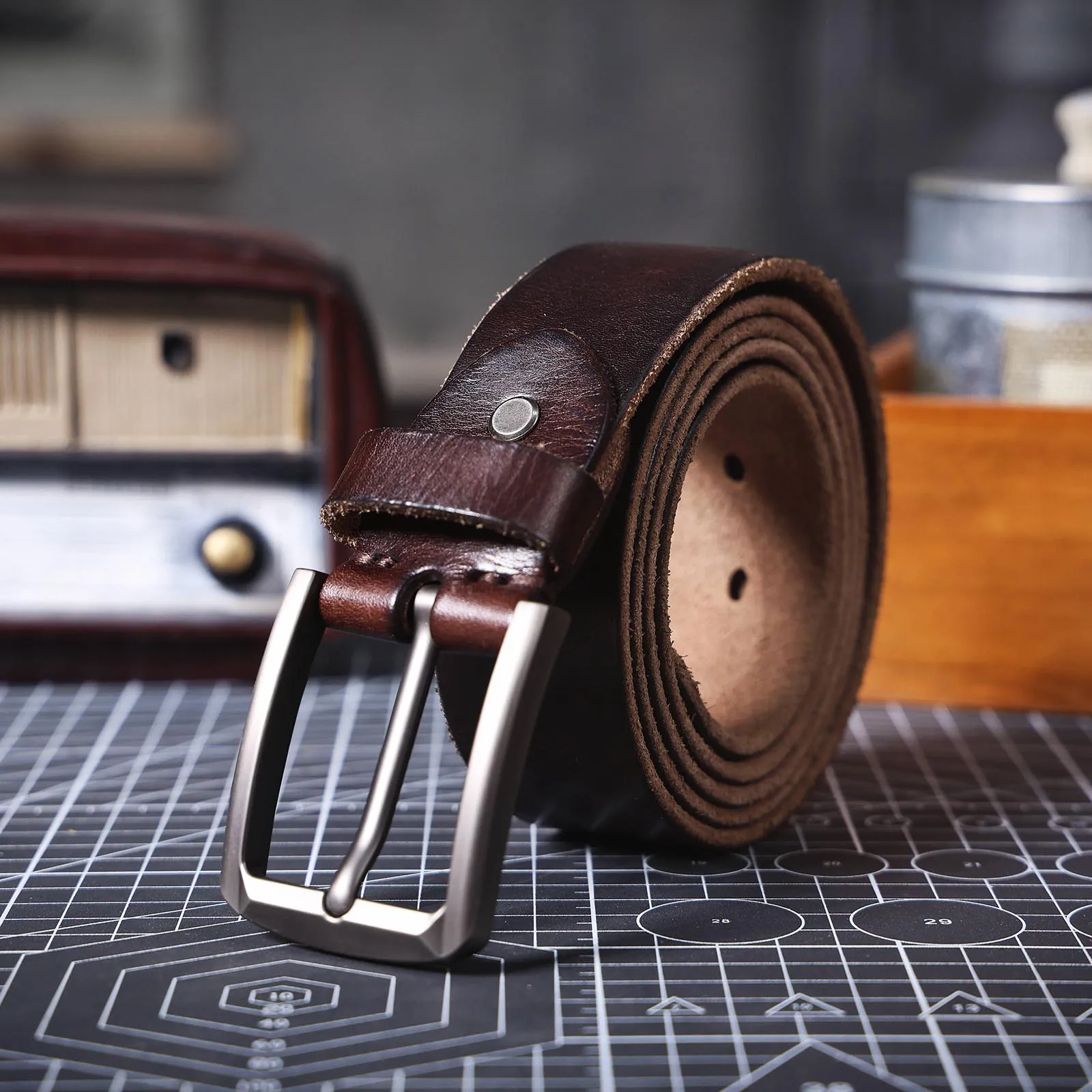 S.WORKER Klassischer Herrengürtel aus echtem Leder mit Dornschließe aus Legierung, Oberschicht aus Rindsleder, Retro-Freizeitgürtel für Jeans mit Geschenkbox – Detail 10