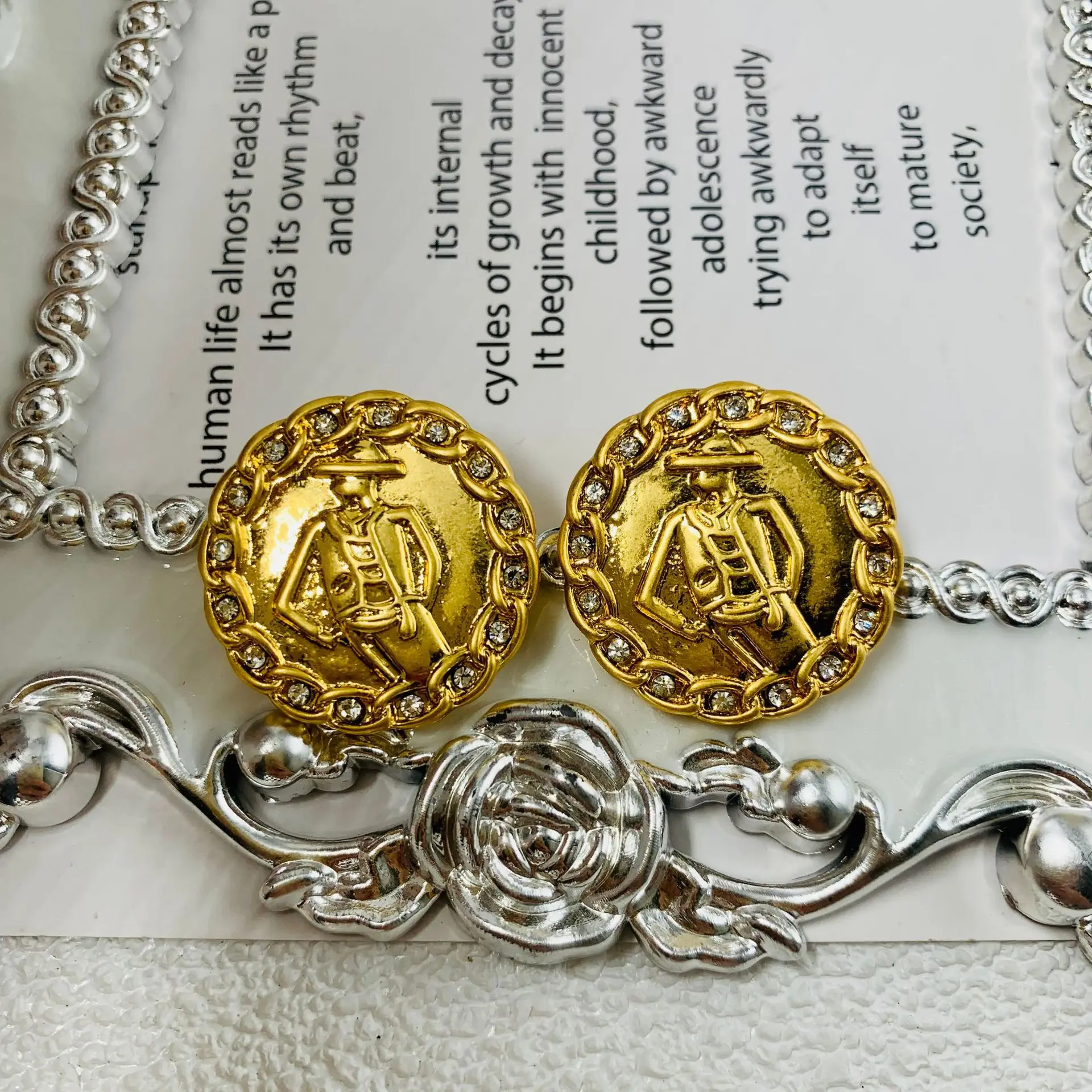 

Middle Vintage Western Palace Portrait Carving Earrings