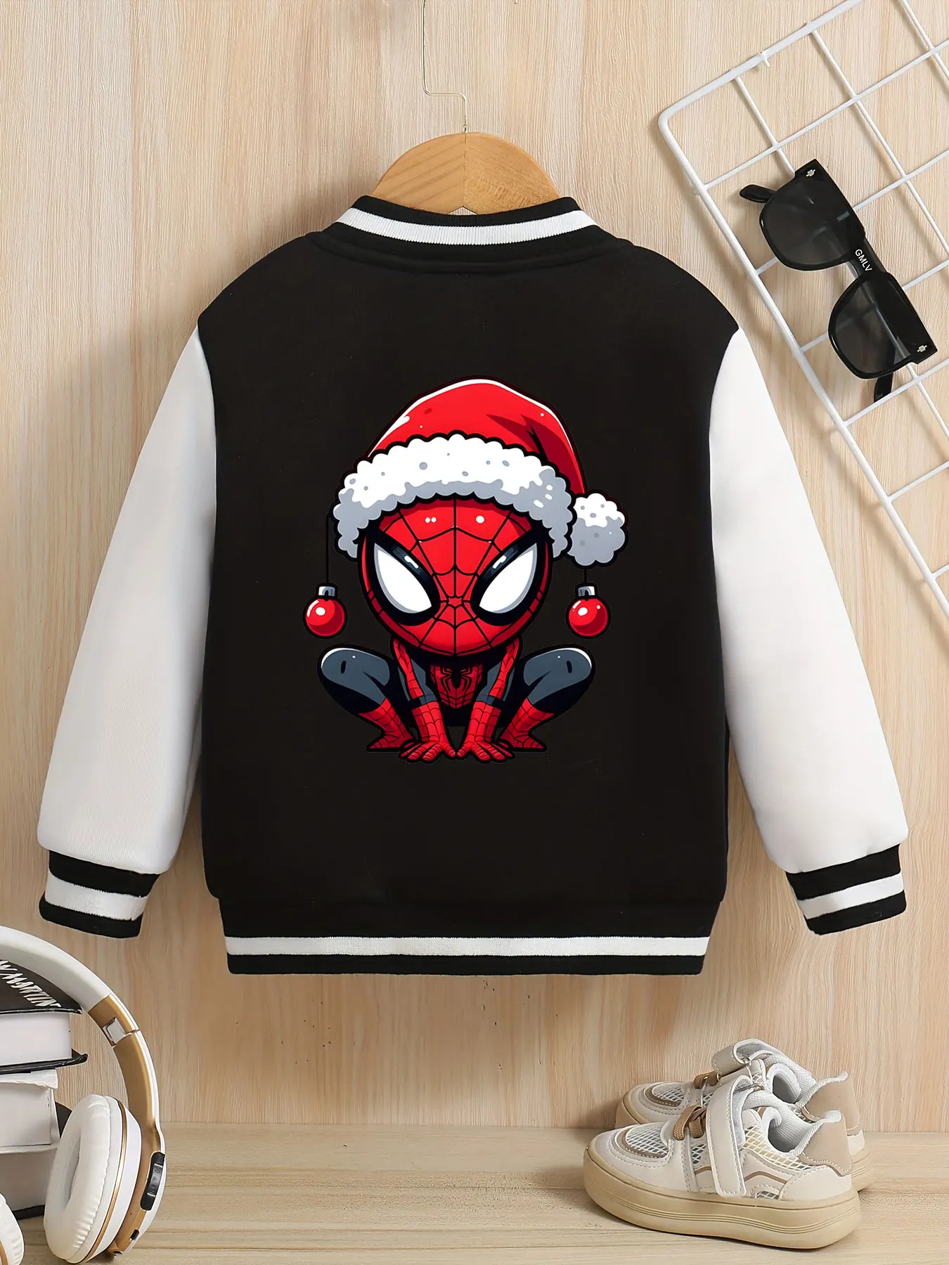 سترة بيسبول للأولاد من MINISO Marvel Spider-Man Christmas - Spider-Man ترتدي قبعة سانتا وتعليق الكرات المزخرفة. على الوجهين