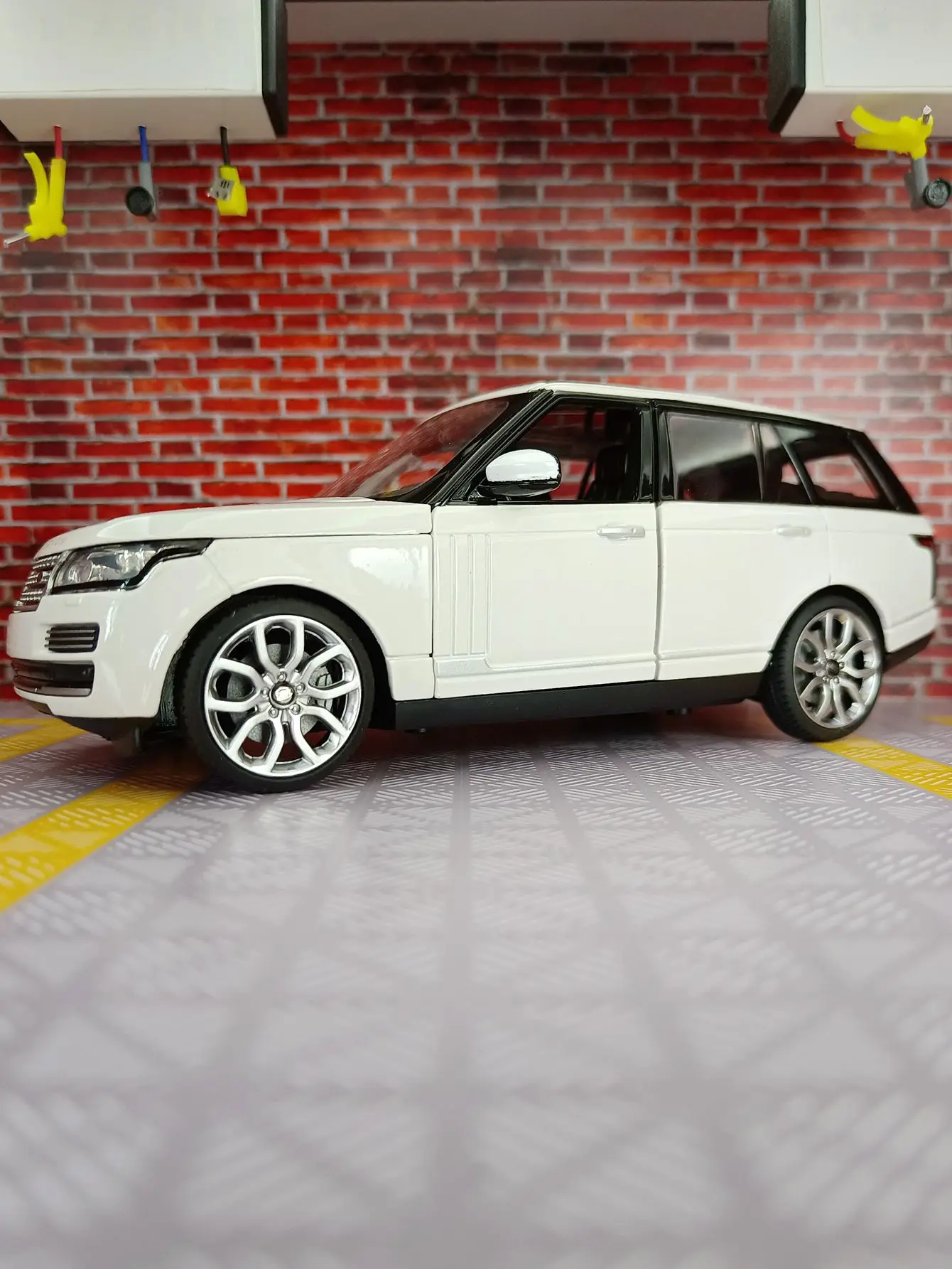

rastar 1:24 simulation Land Rover Range Rover Alloy SUV Car Model, doors and hood can be opened rich details, fine workmanship