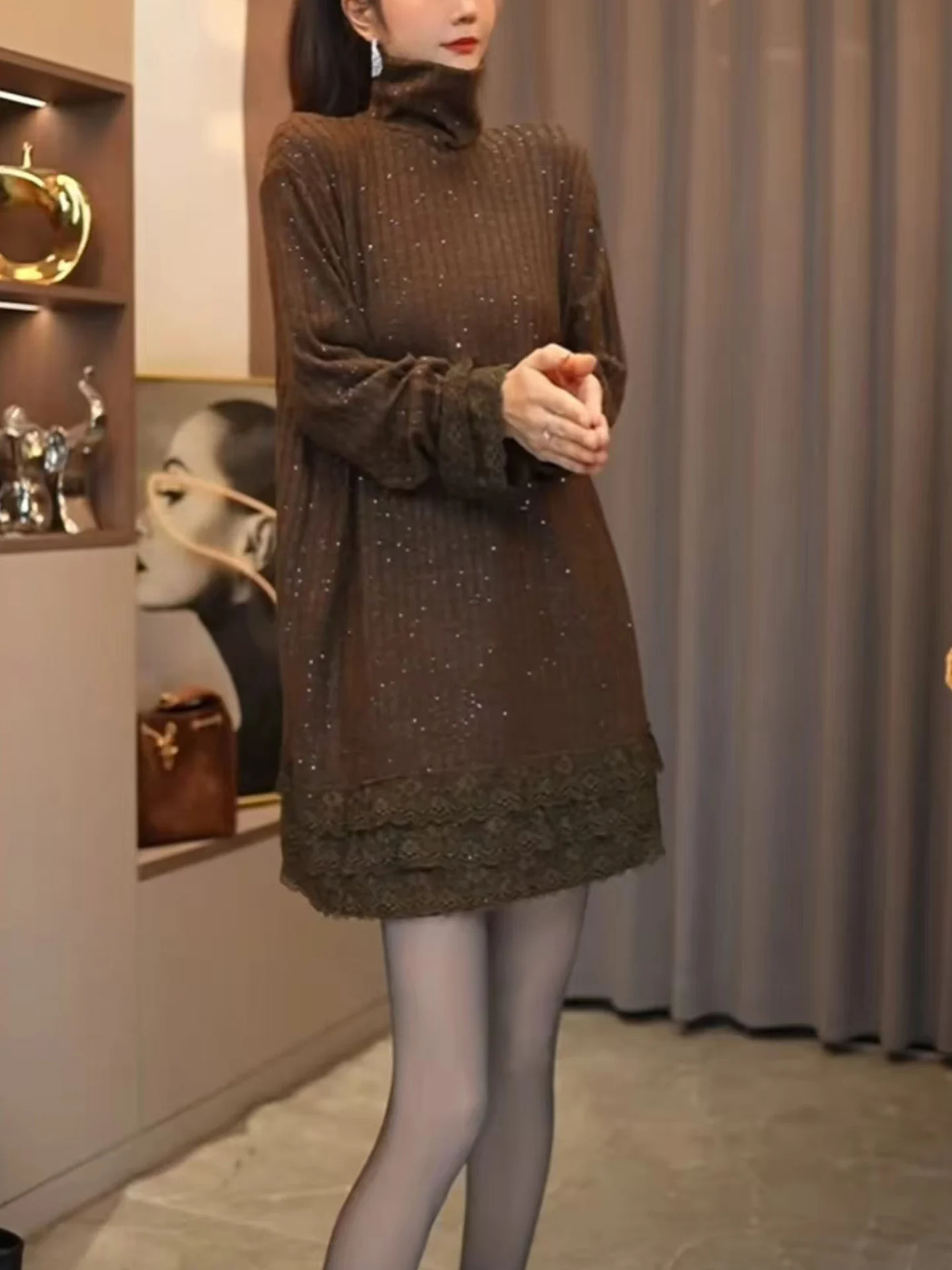 

Зима 2025: Женская свободная удлиненная базовая кофта с высоким воротником, комфортная, стройнящая, средней длины, с блестящими полосками, комбинированная.